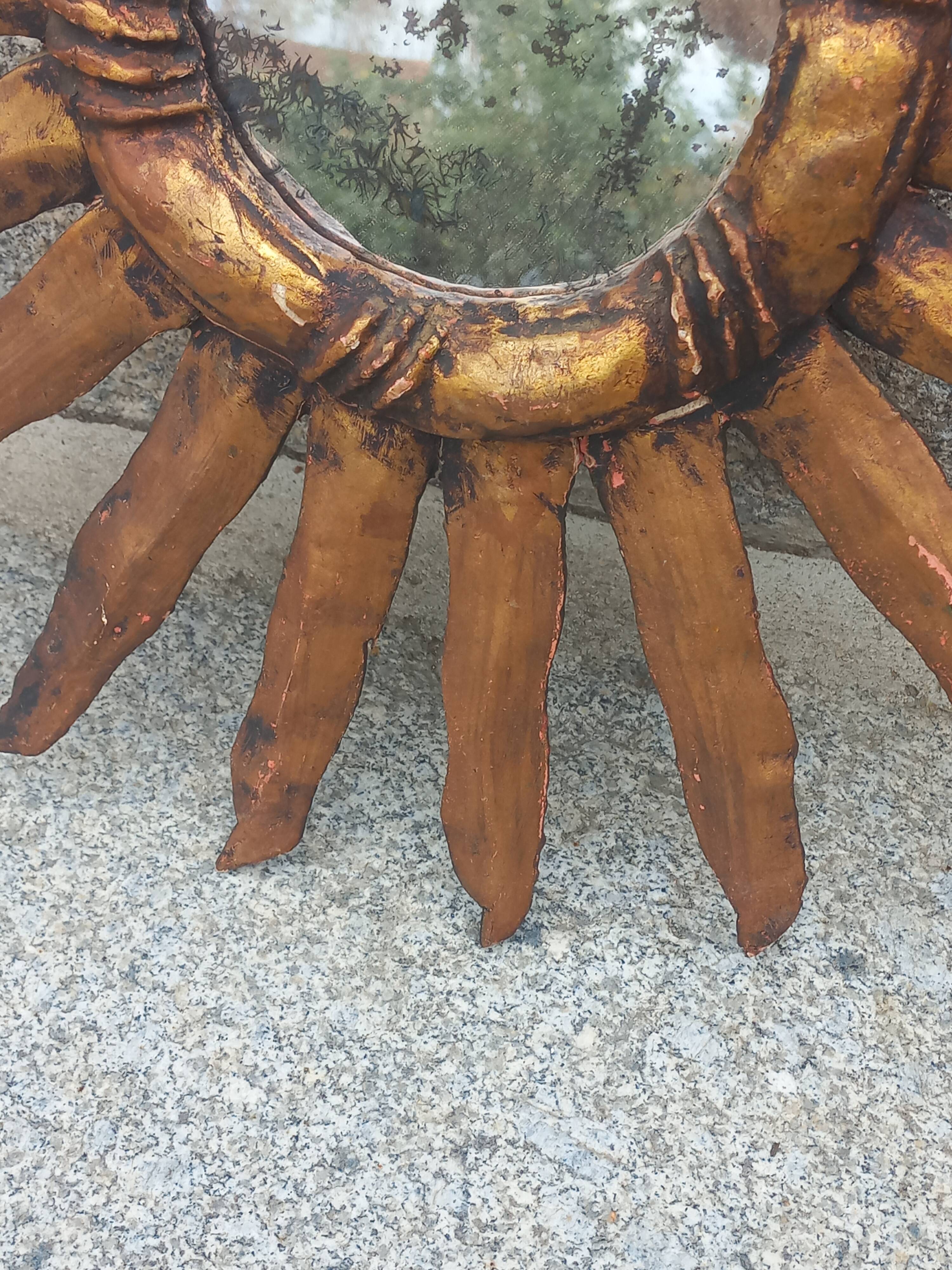 Miroir soleil en bois et stuc doré, années 50