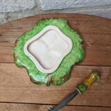 Ancienne assiette à fromage en céramique de couleur avec couteau