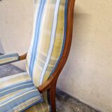 Fauteuil Voltaire - De style Louis Philippe - En bois mouluré, garniture de tissu bleu et jaune