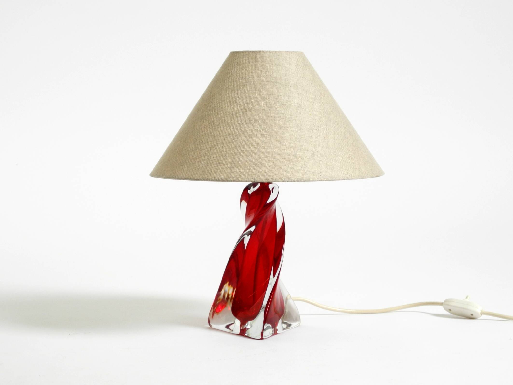 Lampe de table du milieu du siècle en verre cristal solide rouge et transparent.