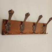 Vintage wall coat rack in patinated wood and metal – 4 double hooks