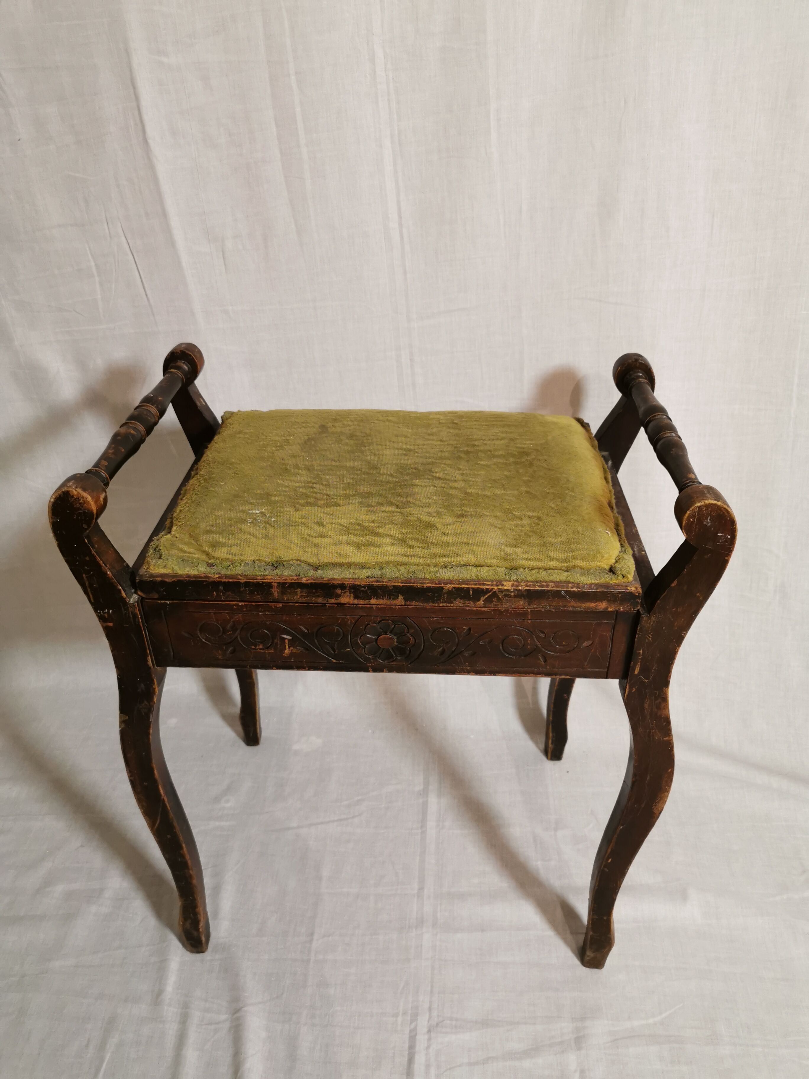 Old piano snuff with partition chest
