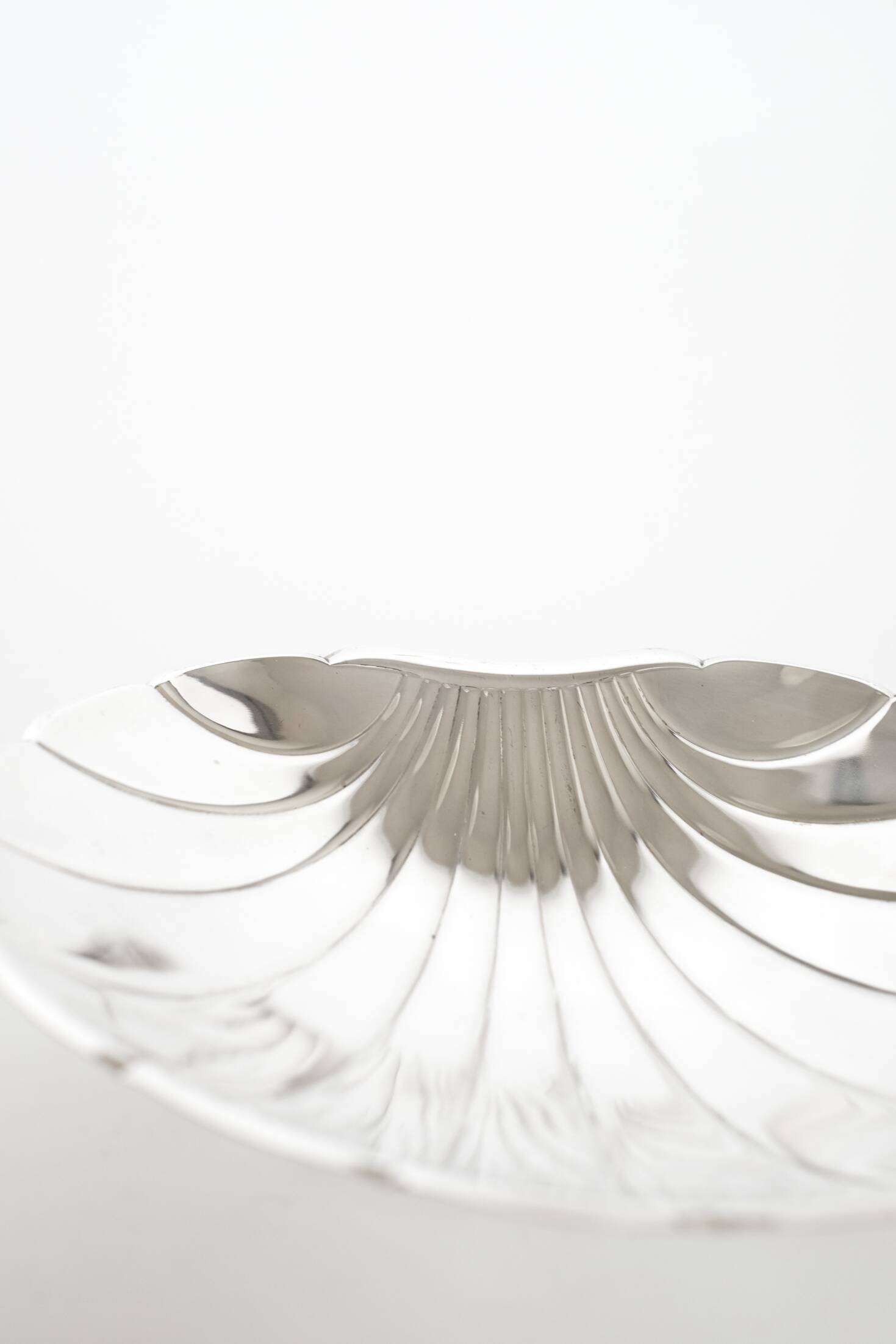 Grand plat en forme de coquillage plaqué argent