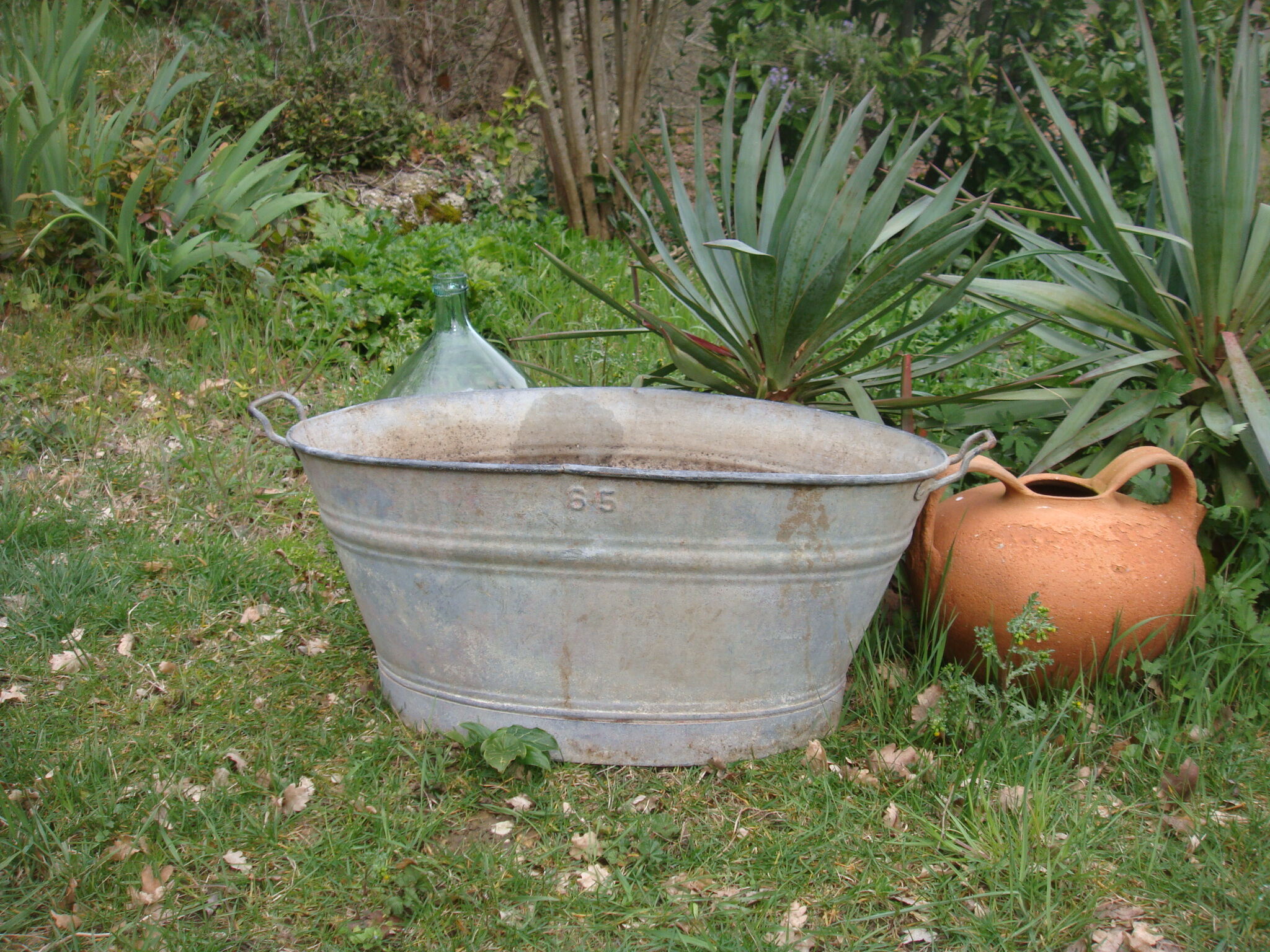 Old oval zinc basin 65 liters