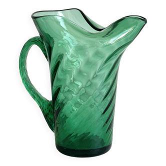 Pichet en verre soufflé vert, design torsadé unique