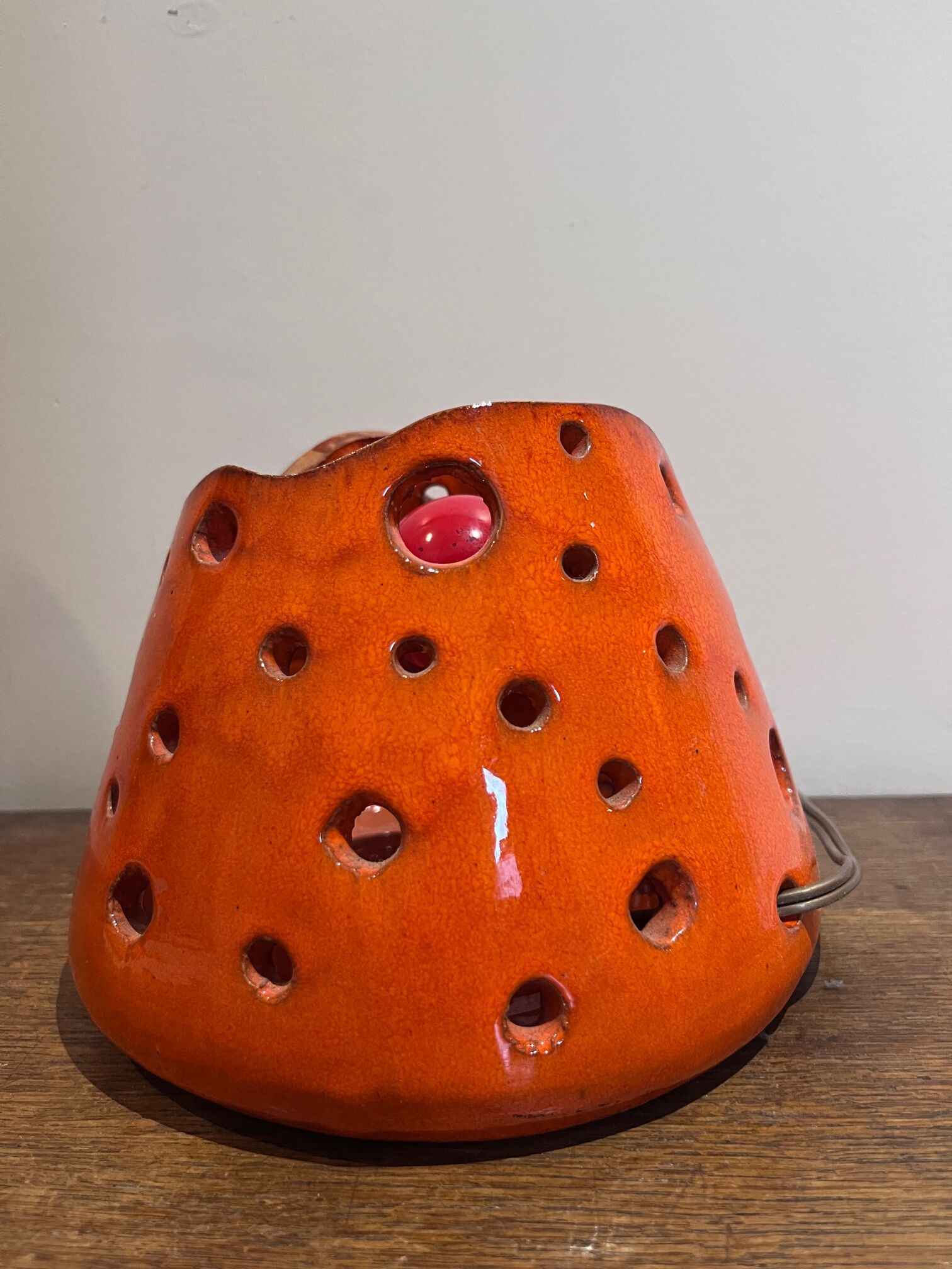 Openwork orange ceramic lamp