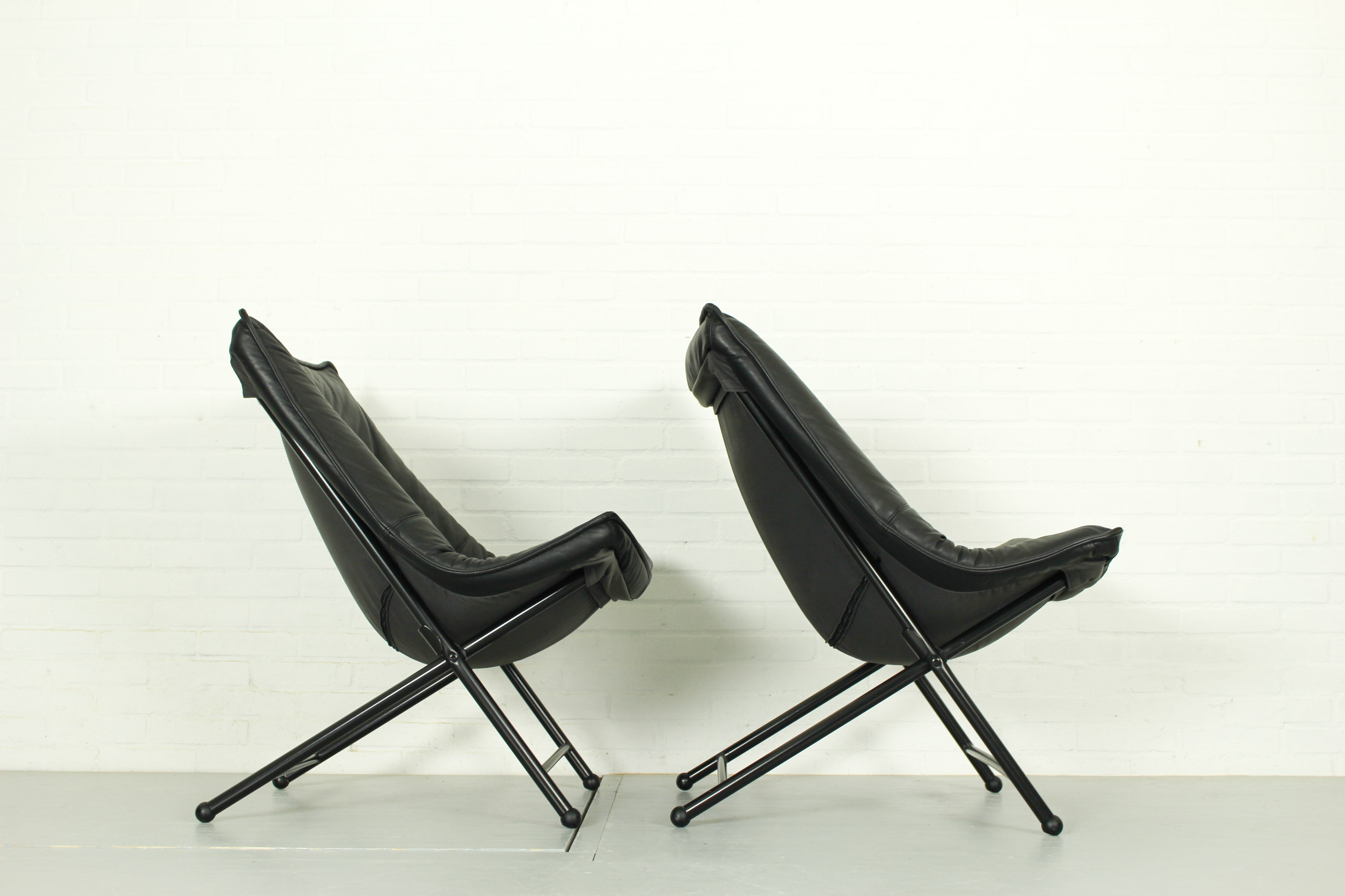 Folding Lounge Chairs in black leather by Teun van Zanten for Molinari, 1970s