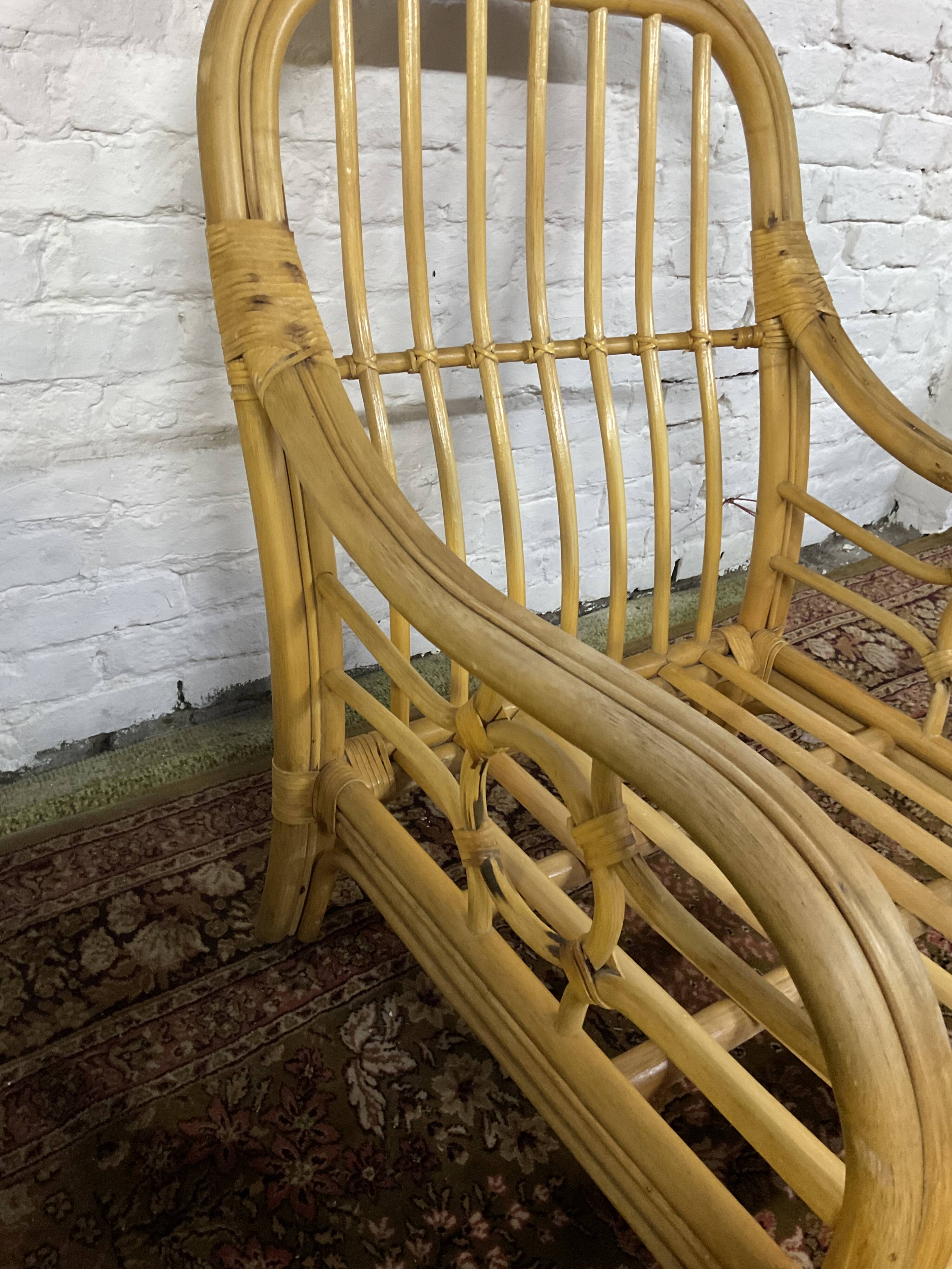 Fauteuil chauffeuse vintage en rotin des années 70