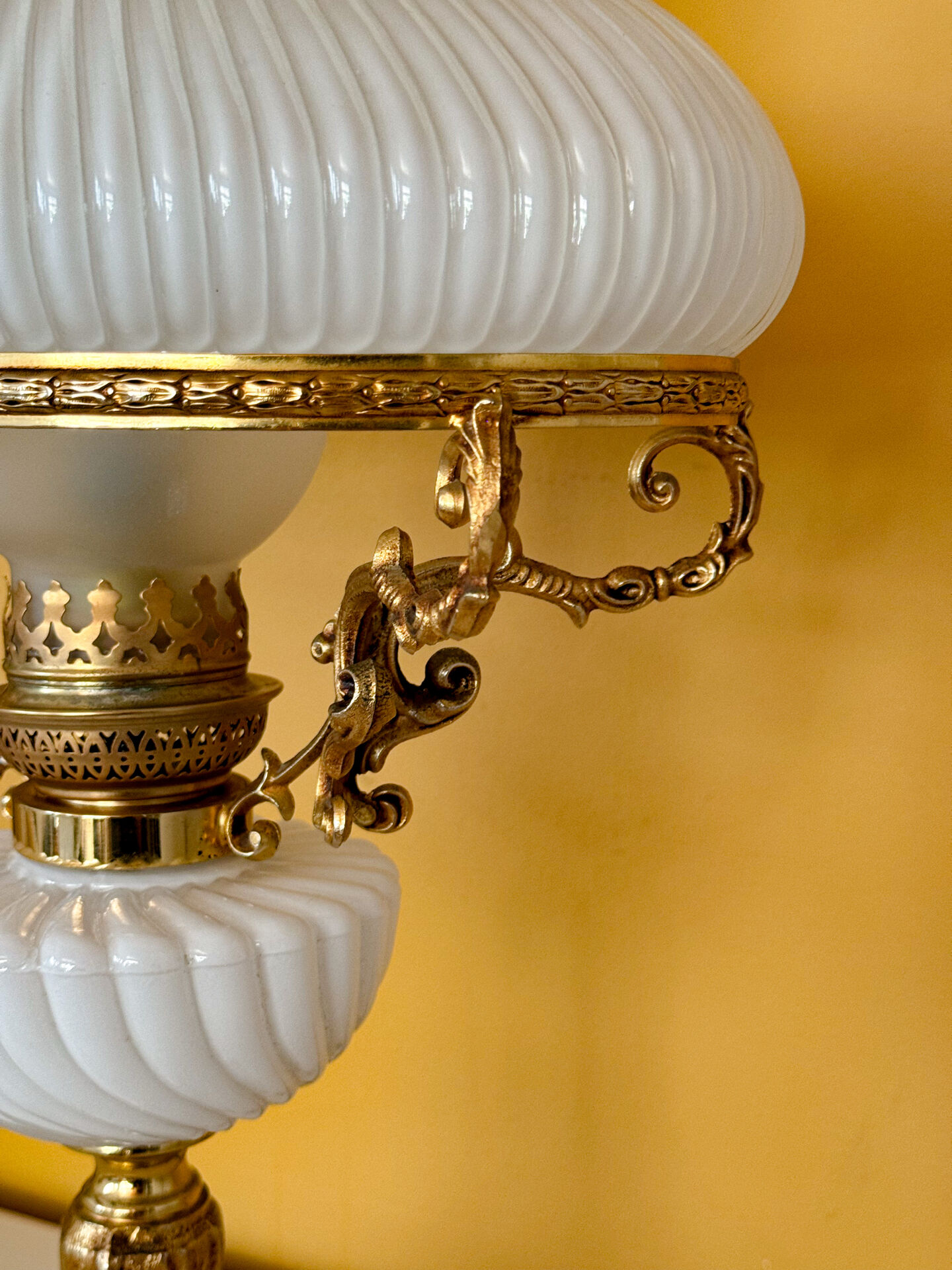 Lampe ancienne française en opaline blanche – bronze doré