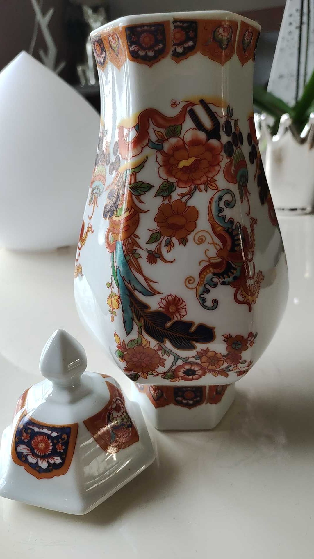 Decorative hexagonal potiche in fine Chinese porcelain, stamped and signed "Red Lions"