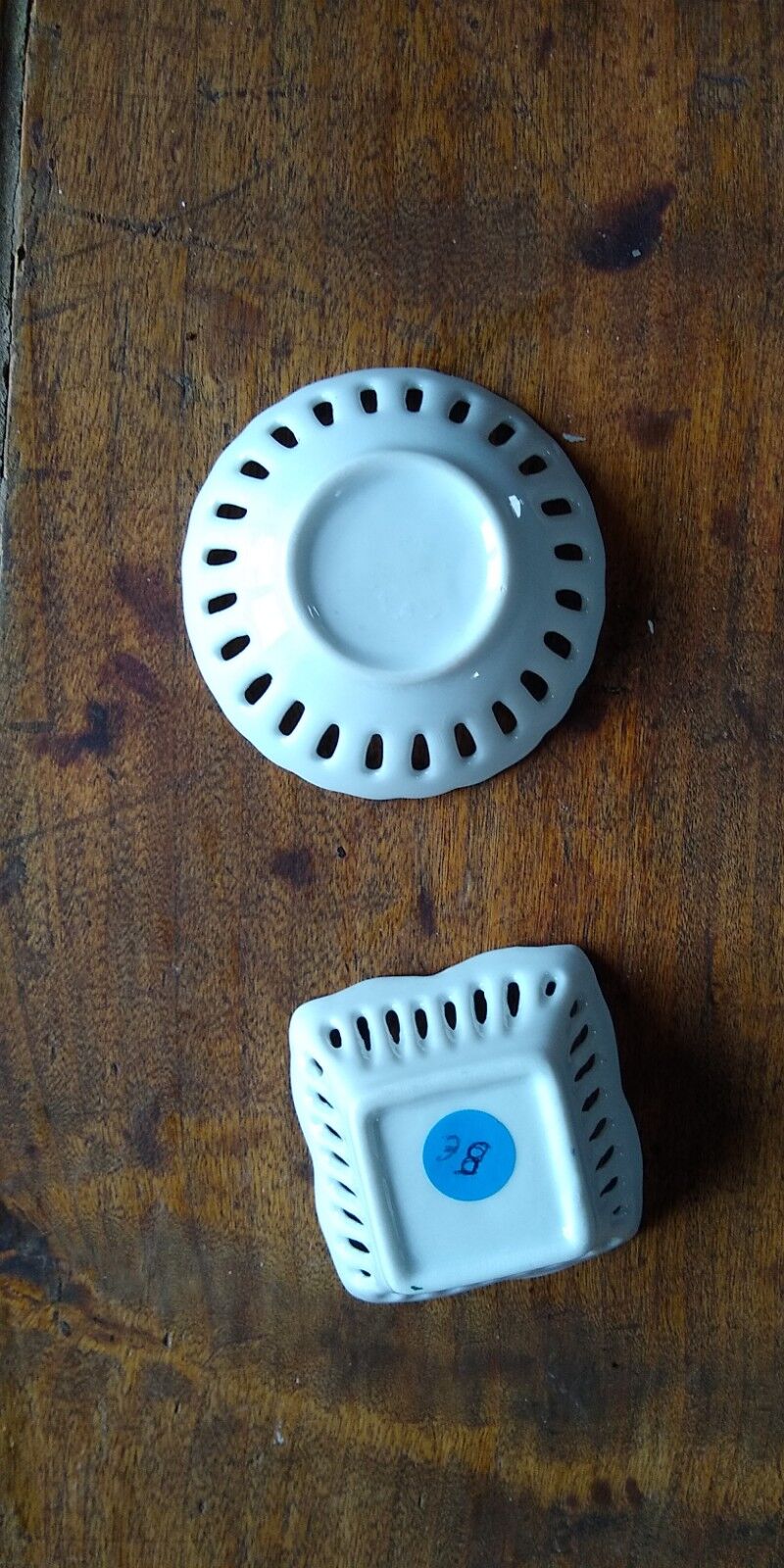 2 chiseled white porcelain cups