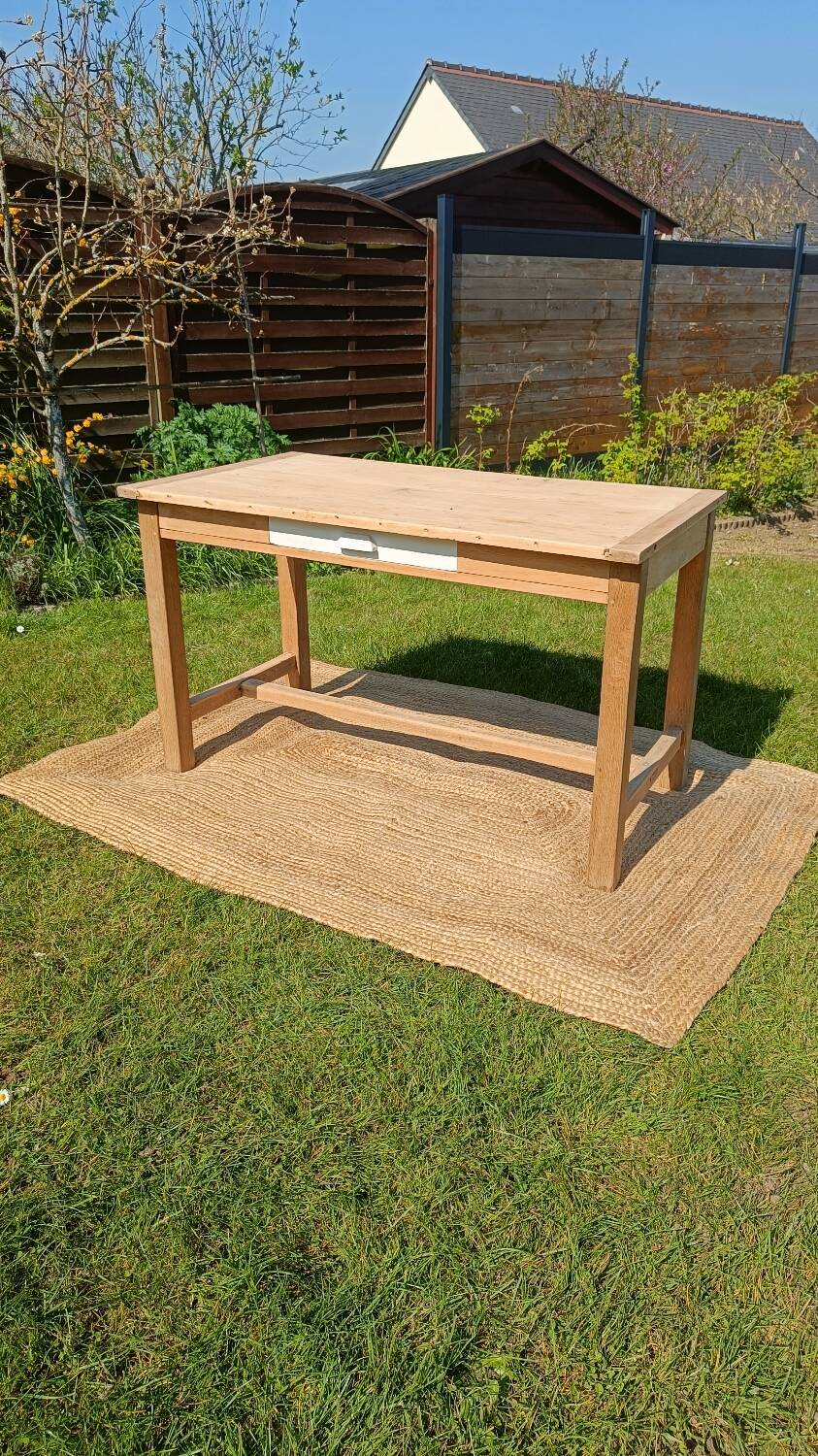 Old solid wood farmhouse table – chic country spirit