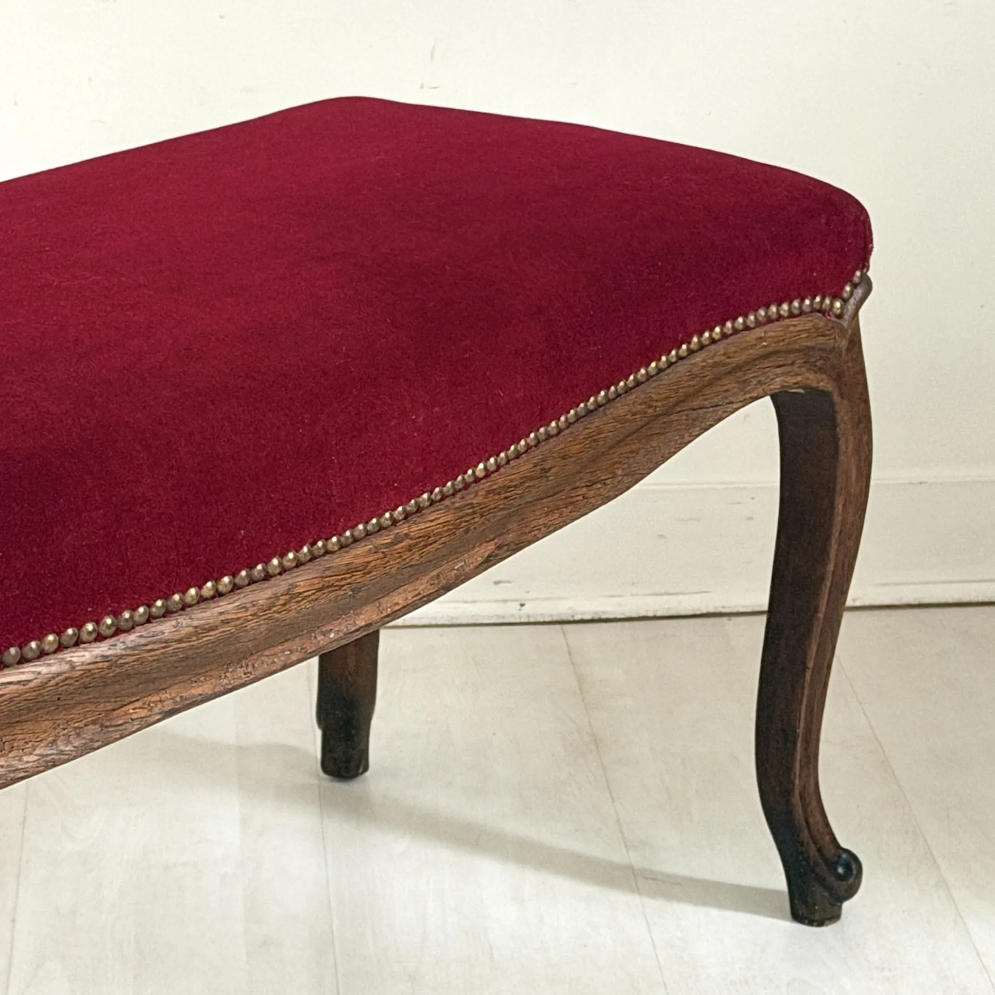 Louis XV style bench in oak and red velvet, 19th century.