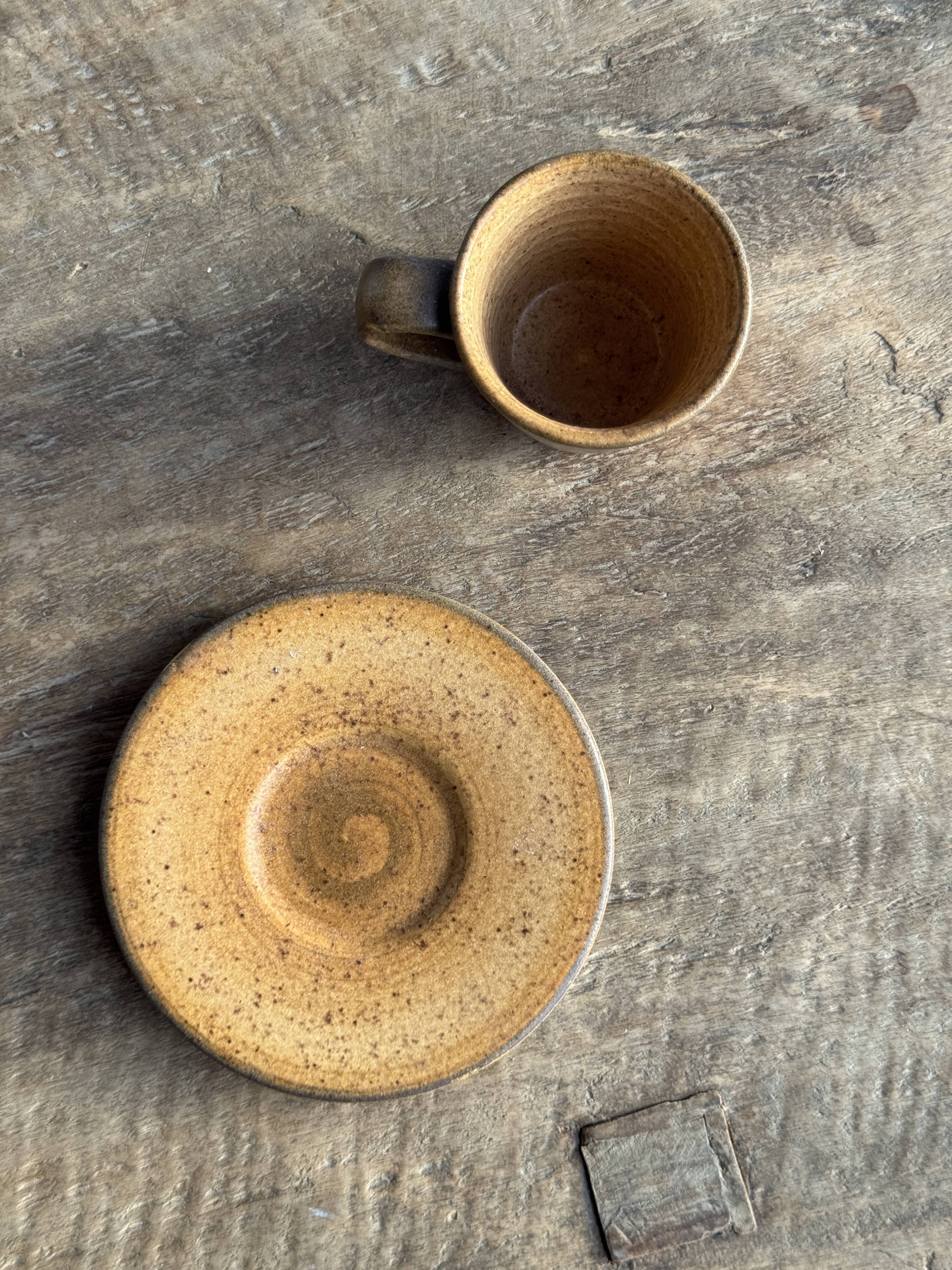 Set of 10 cups and 7 saucers ochre stoneware H7