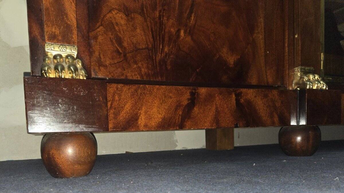 Important flamed mahogany library in Empire style from around 1900.