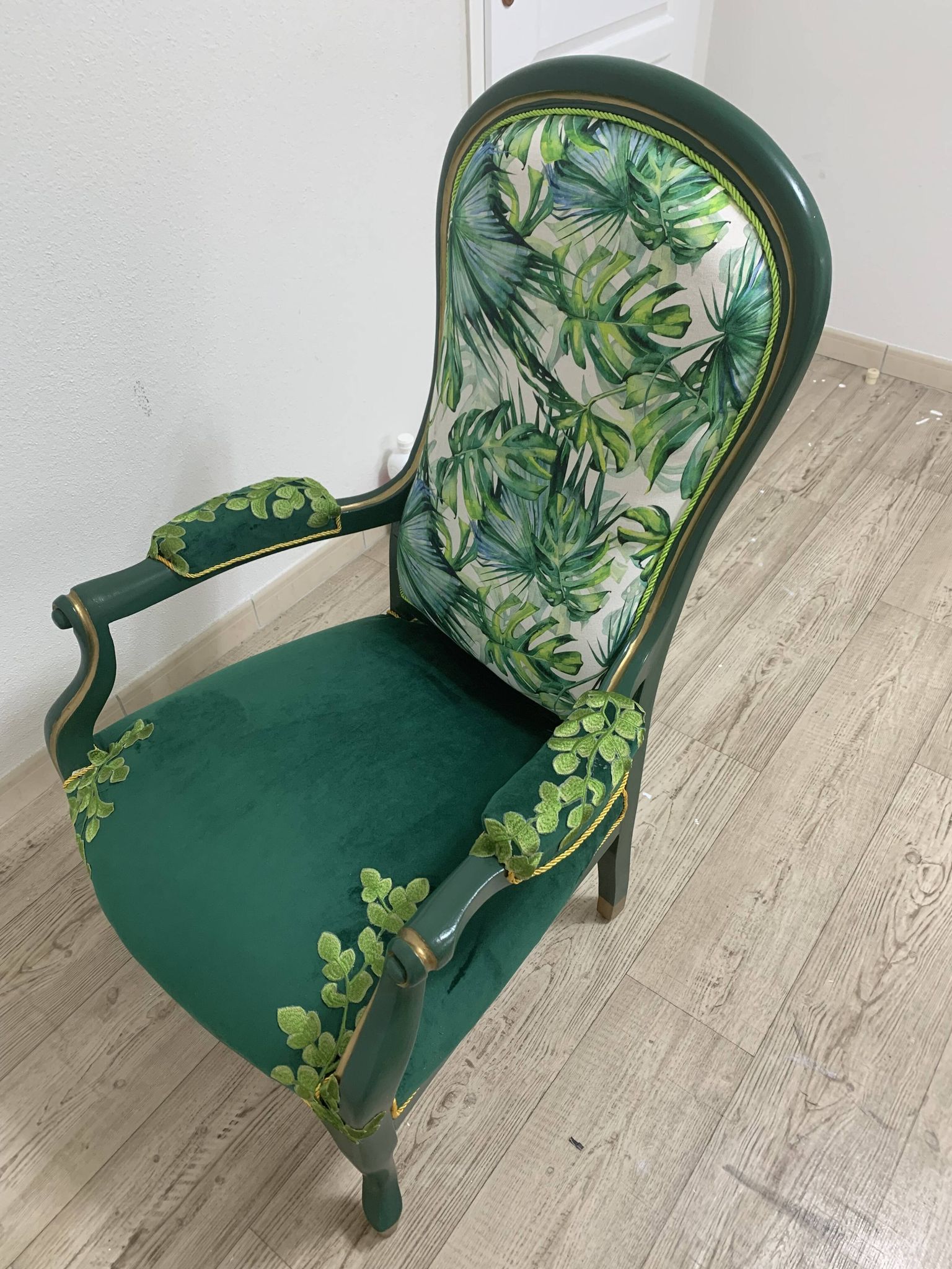 Louis XV armchair in embroidered velvet and jungle, renovated.