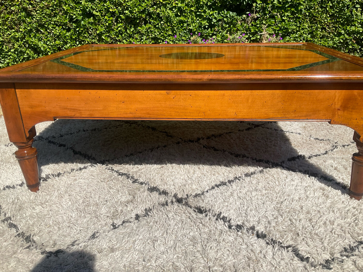 Tale basse vintage en bois massif et marqueterie de marbre