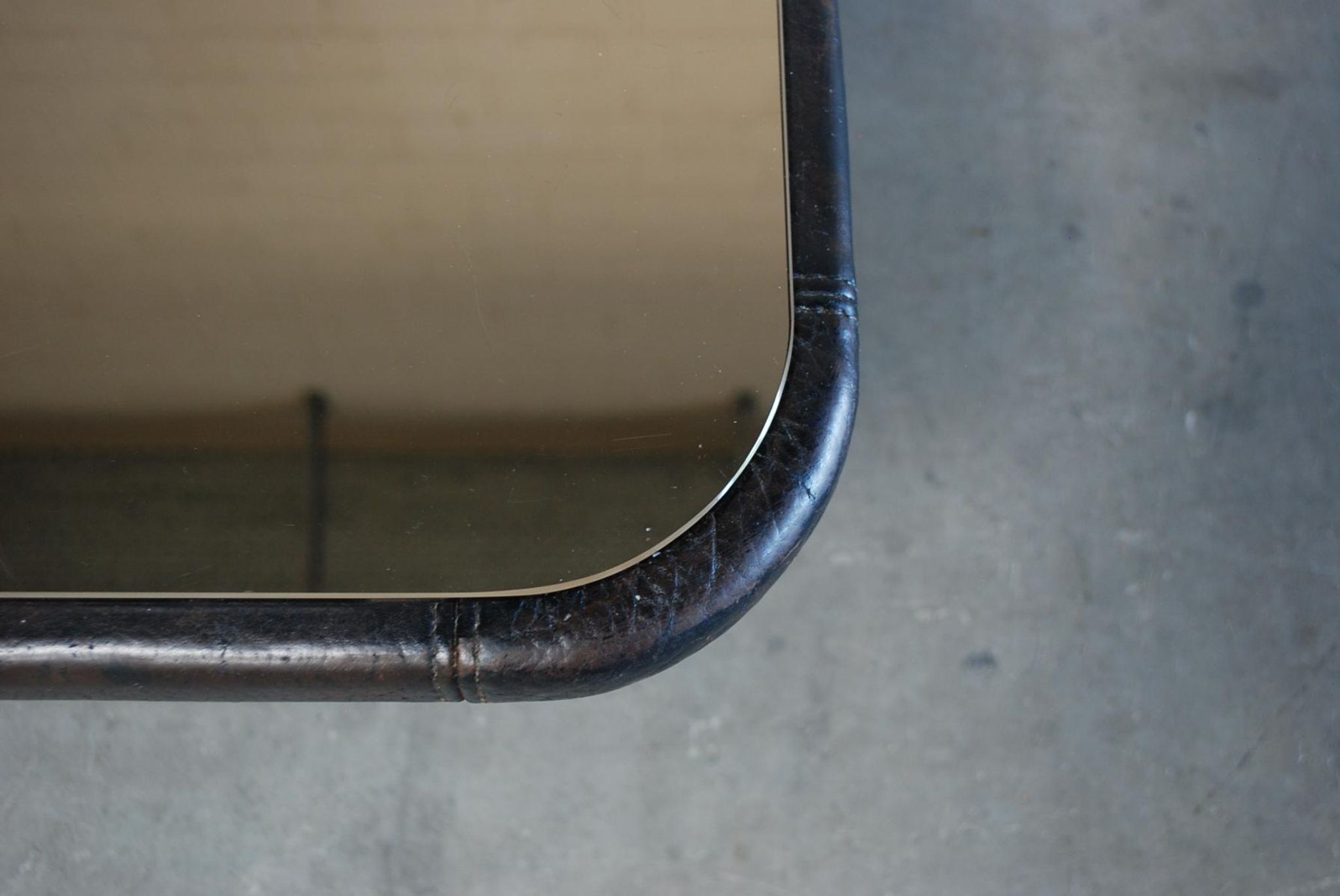 Table basse plateau miroir et cuir