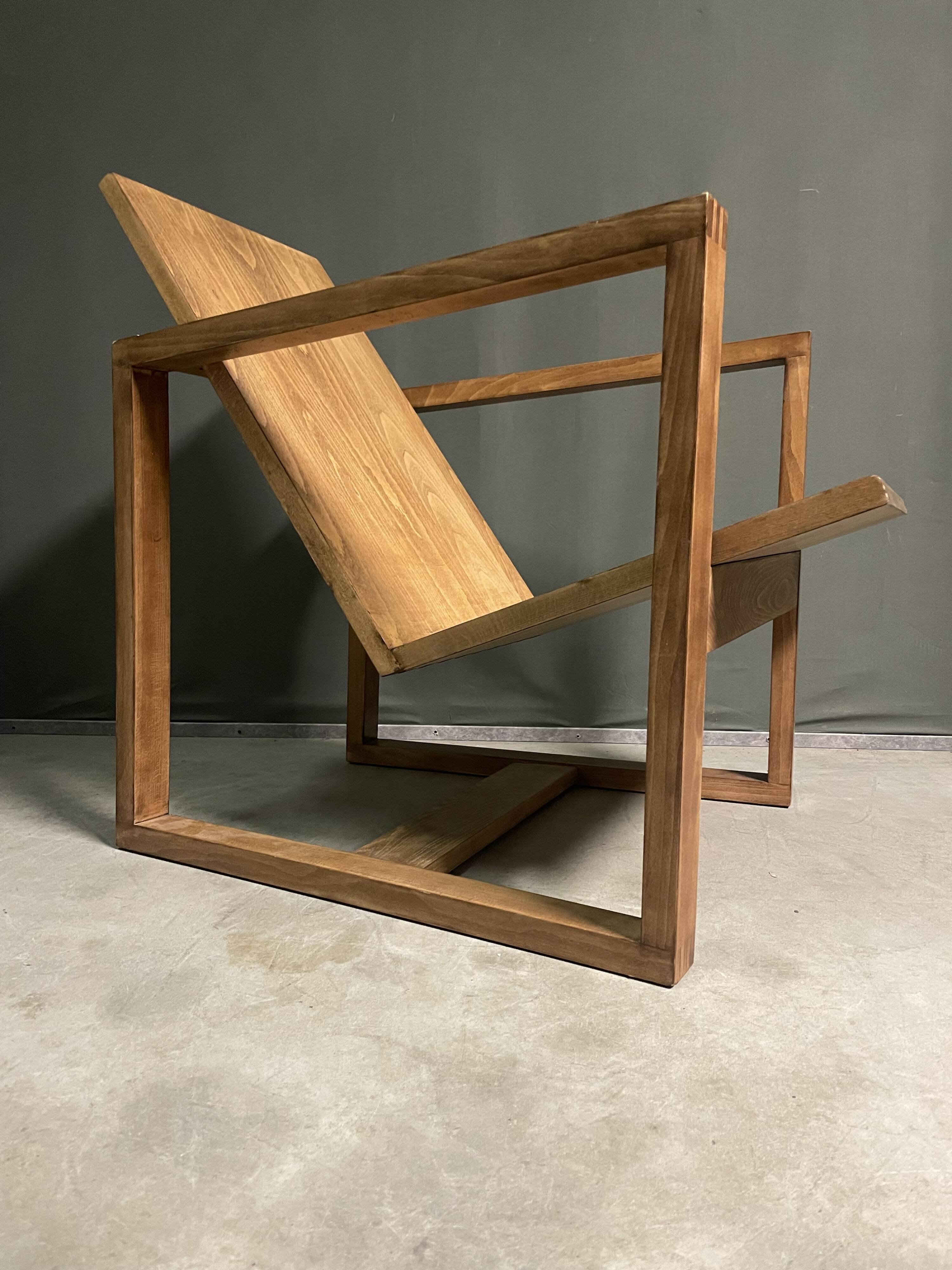 Fauteuil en bois moderniste
