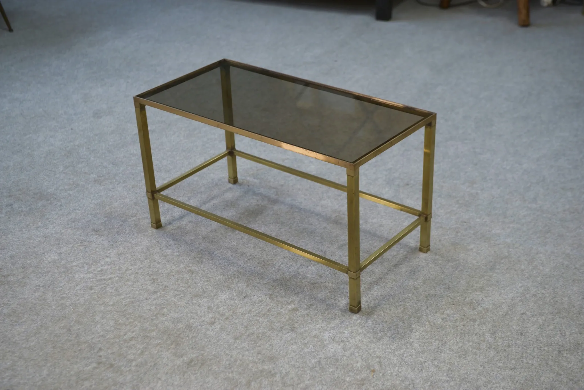 Table basse en laiton et verre fumé 1950’s