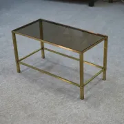 Table basse en laiton et verre fumé 1950’s