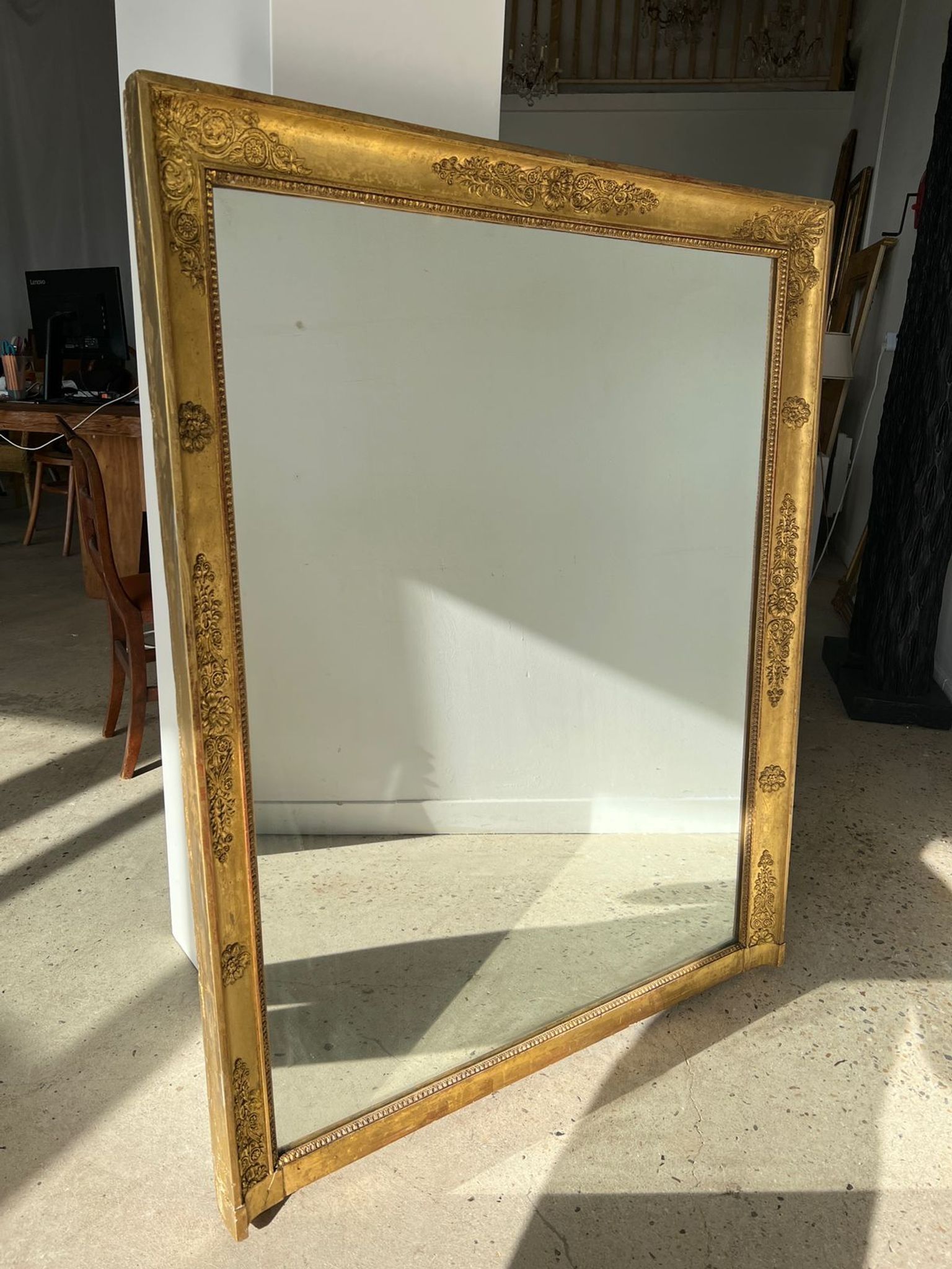 Miroir doré style Restauration à décor de palmettes étirées