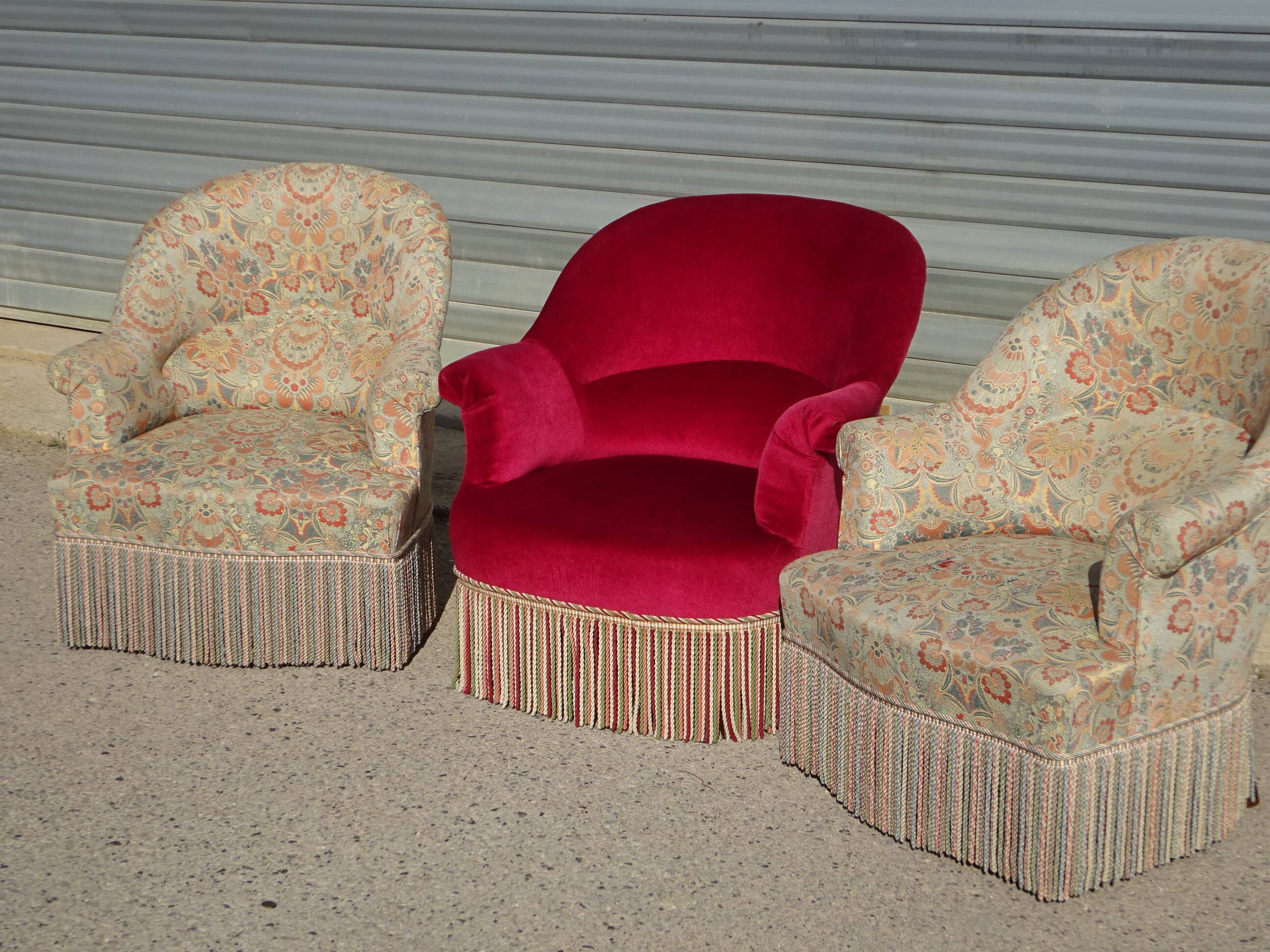 2 antique toad armchairs in red velvet