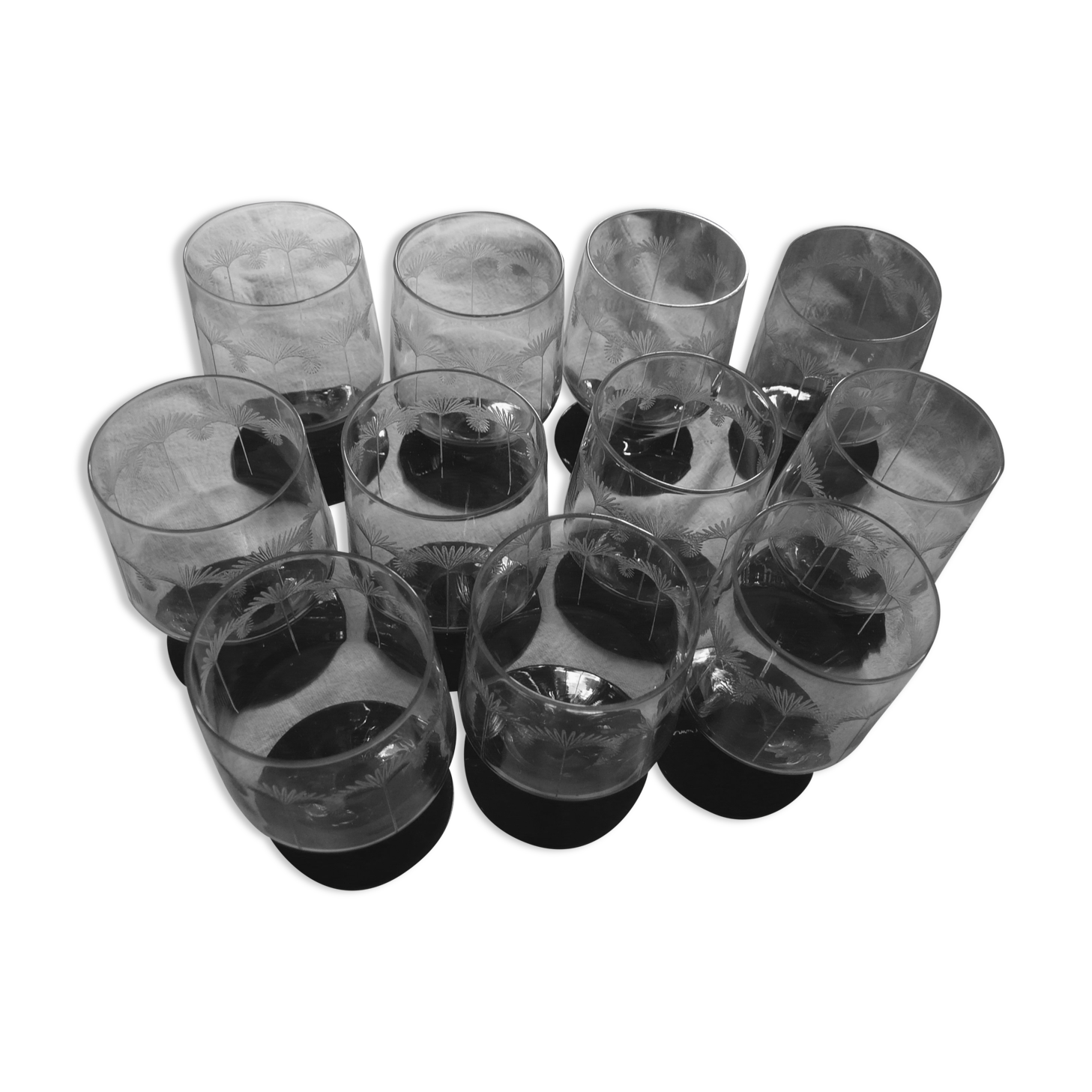 Suite of 11 glasses with engraved glass wine foot of the years 1940 colored foot