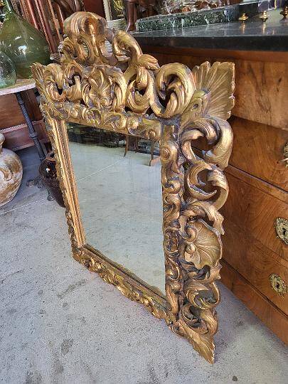 Miroir en bois dore a coquille