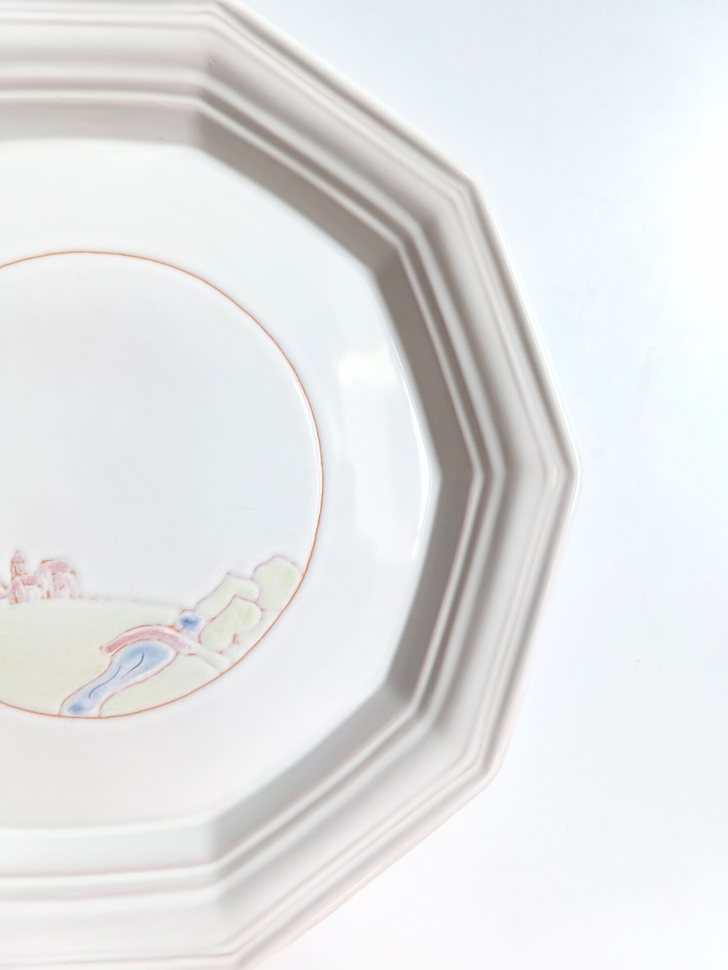 Round vintage Niderviller plate with a country decor.