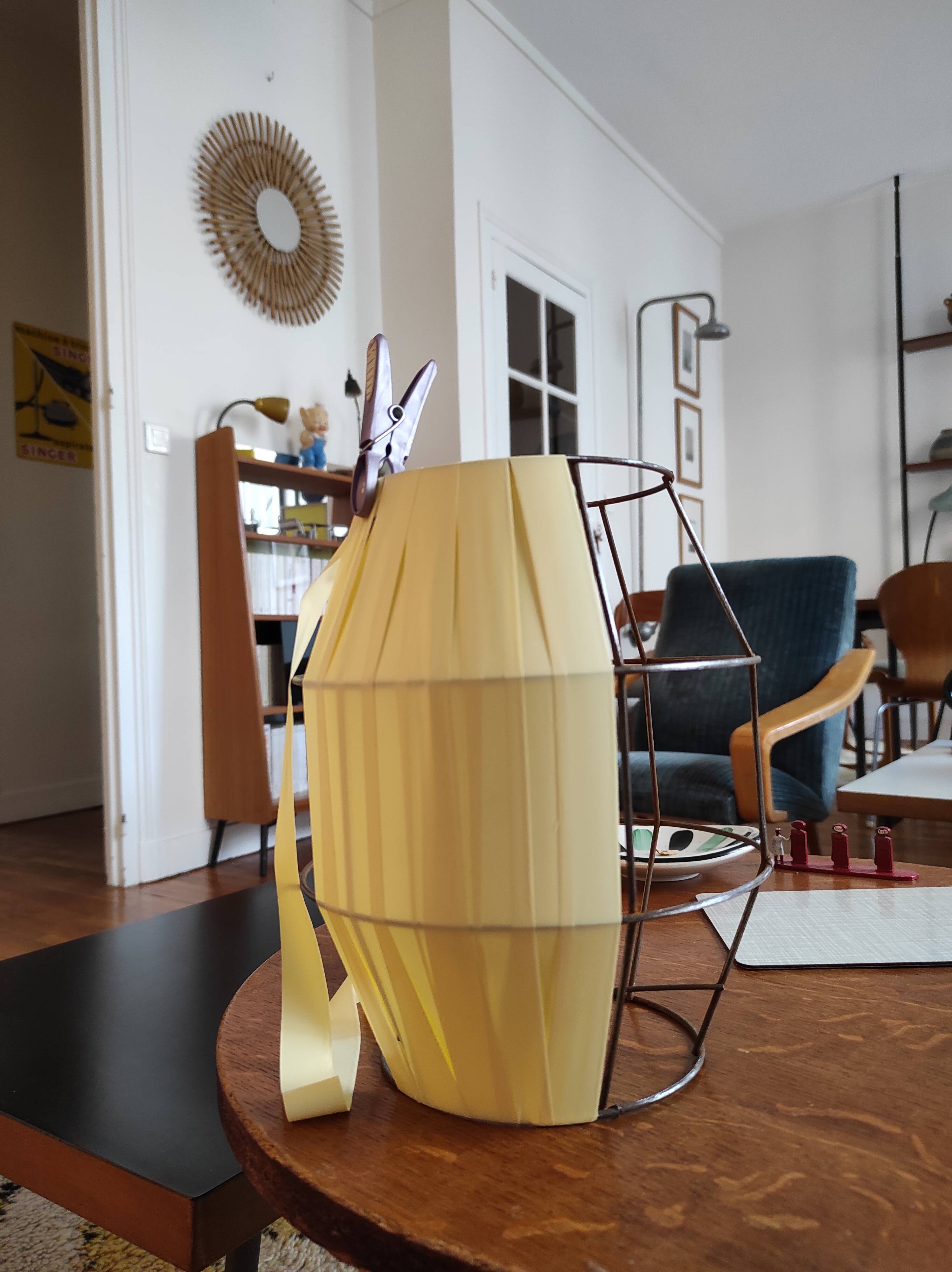 Lampadaire porte-revues