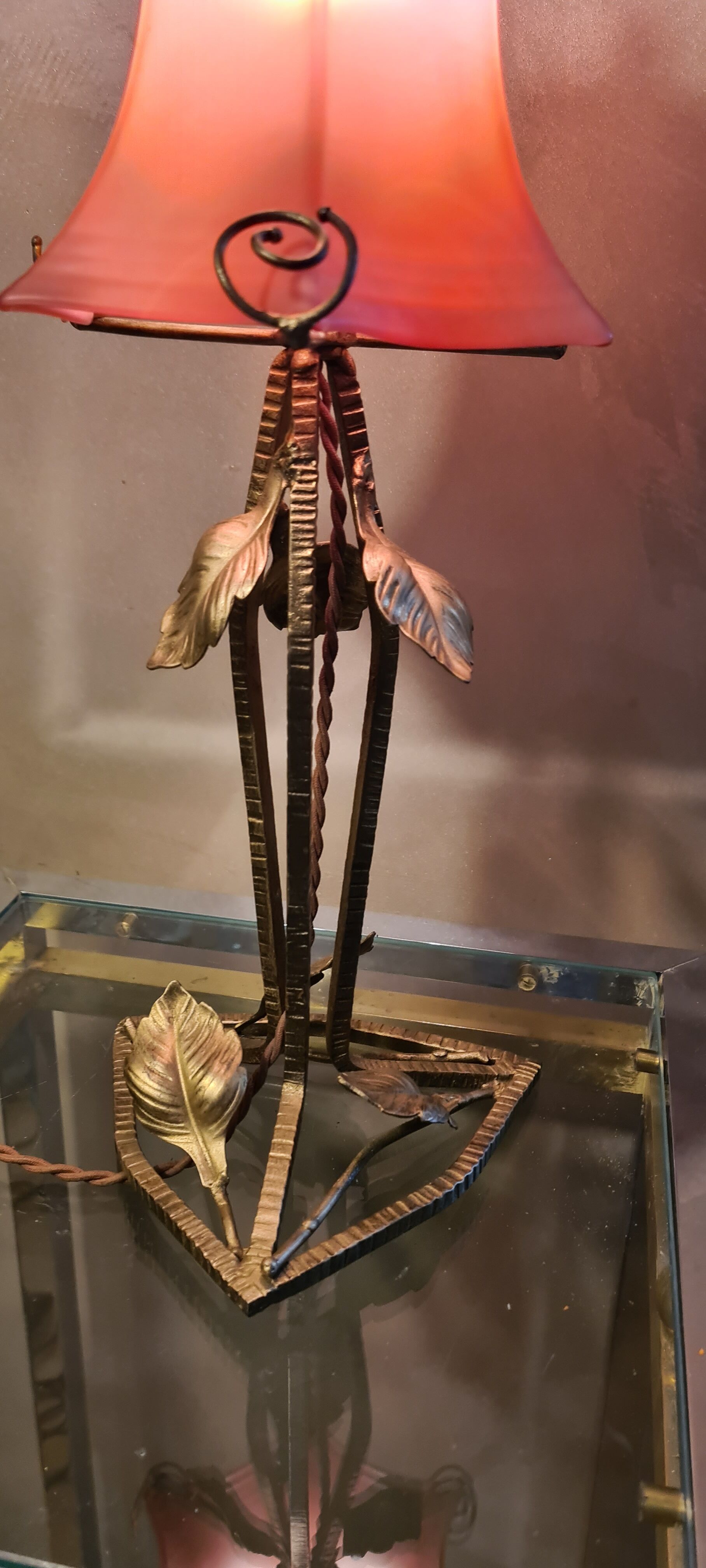 Wrought iron lamp from 1920 to 30, with gold patina with pretty pink tulip 39x16