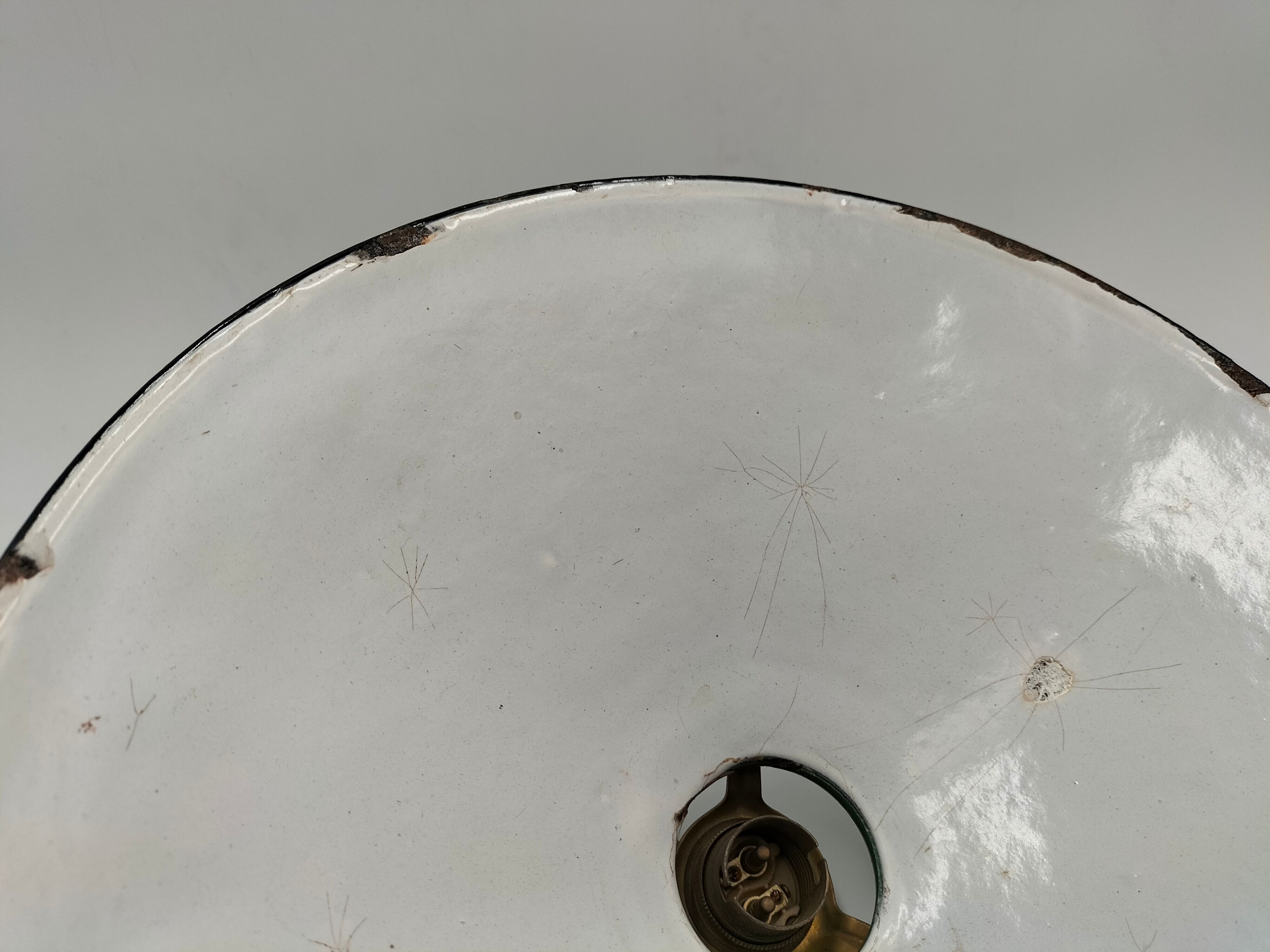 Enamelled sheet metal suspension