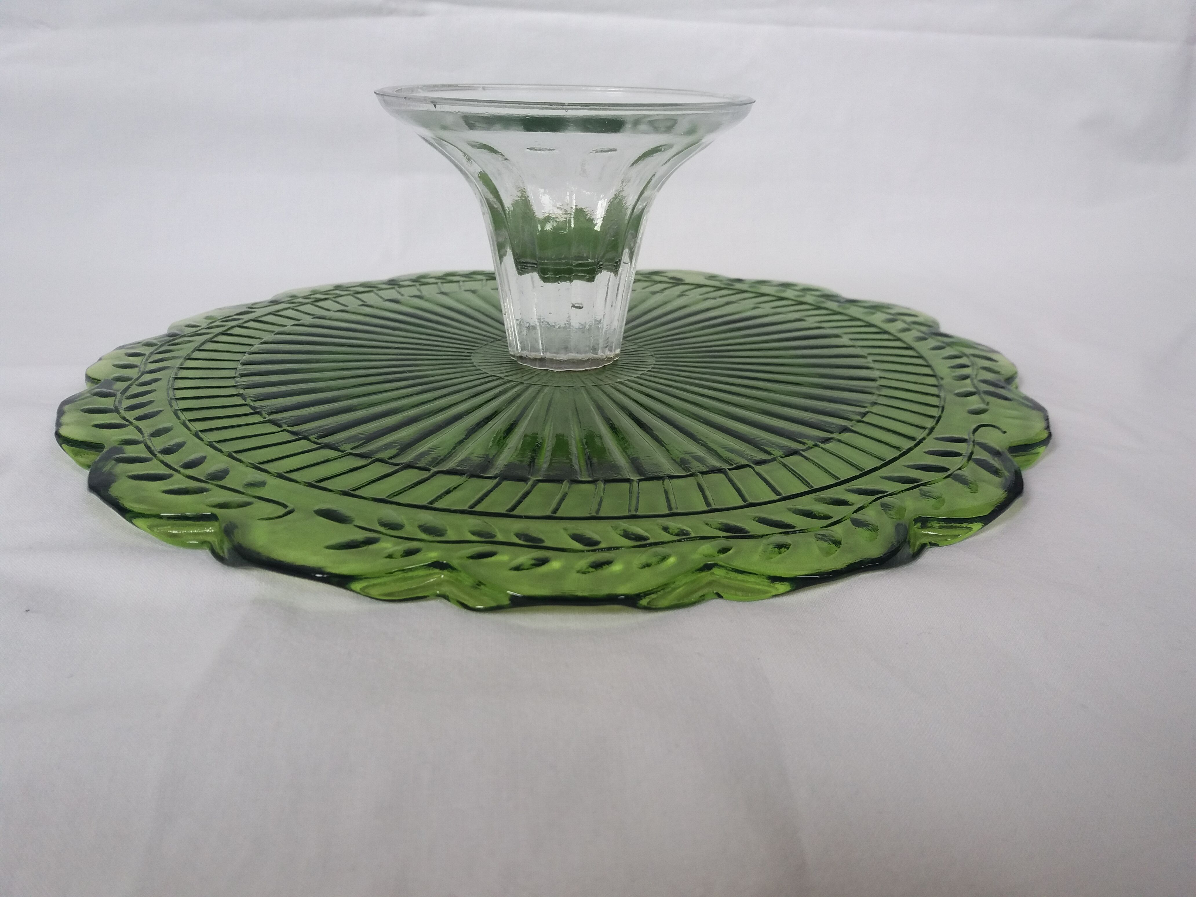Cake display dish or pie on foot