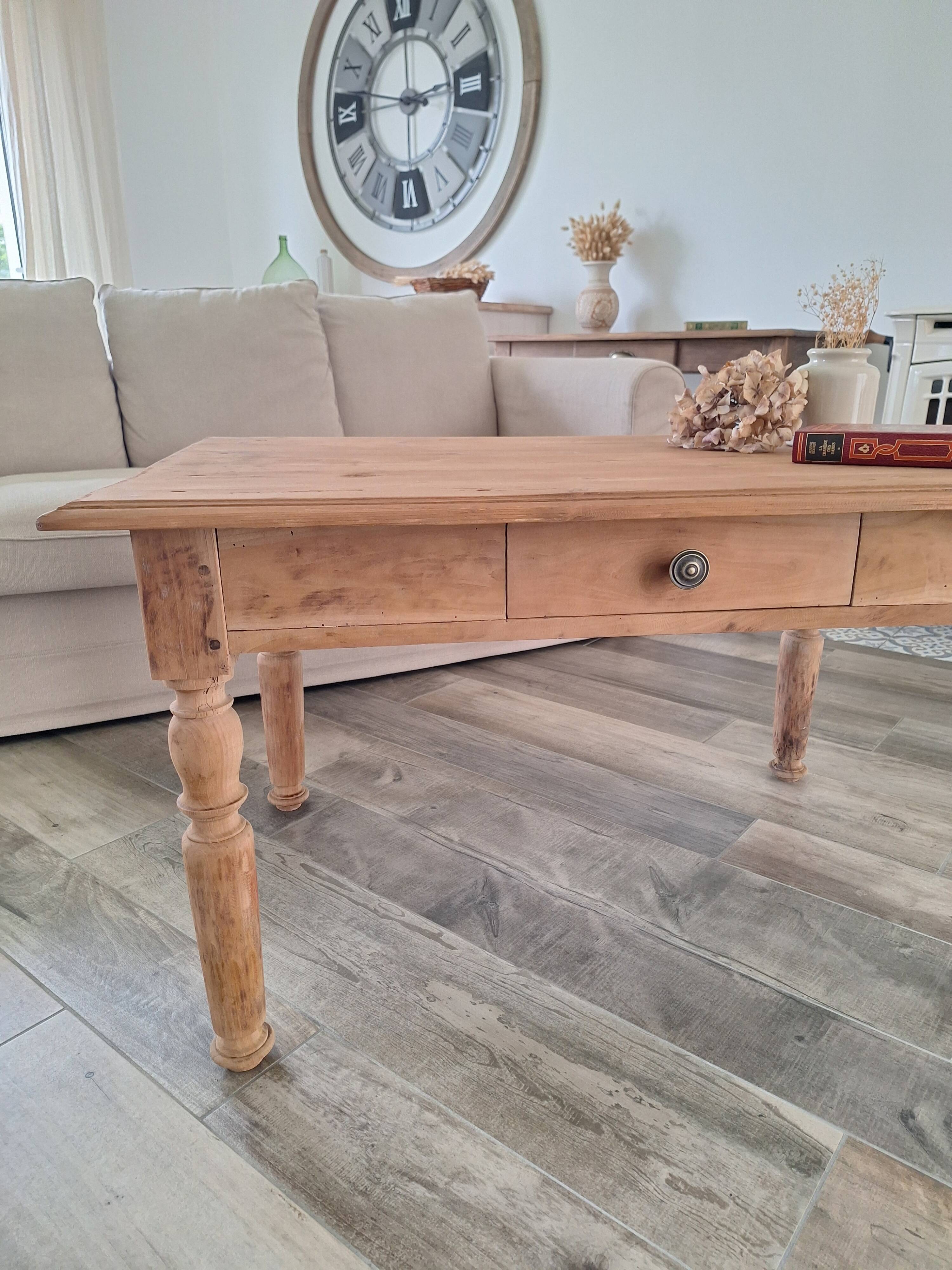Farmhouse coffee table in solid wood, country style.