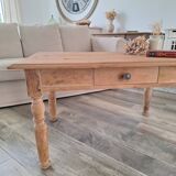 Farmhouse coffee table in solid wood, country style.