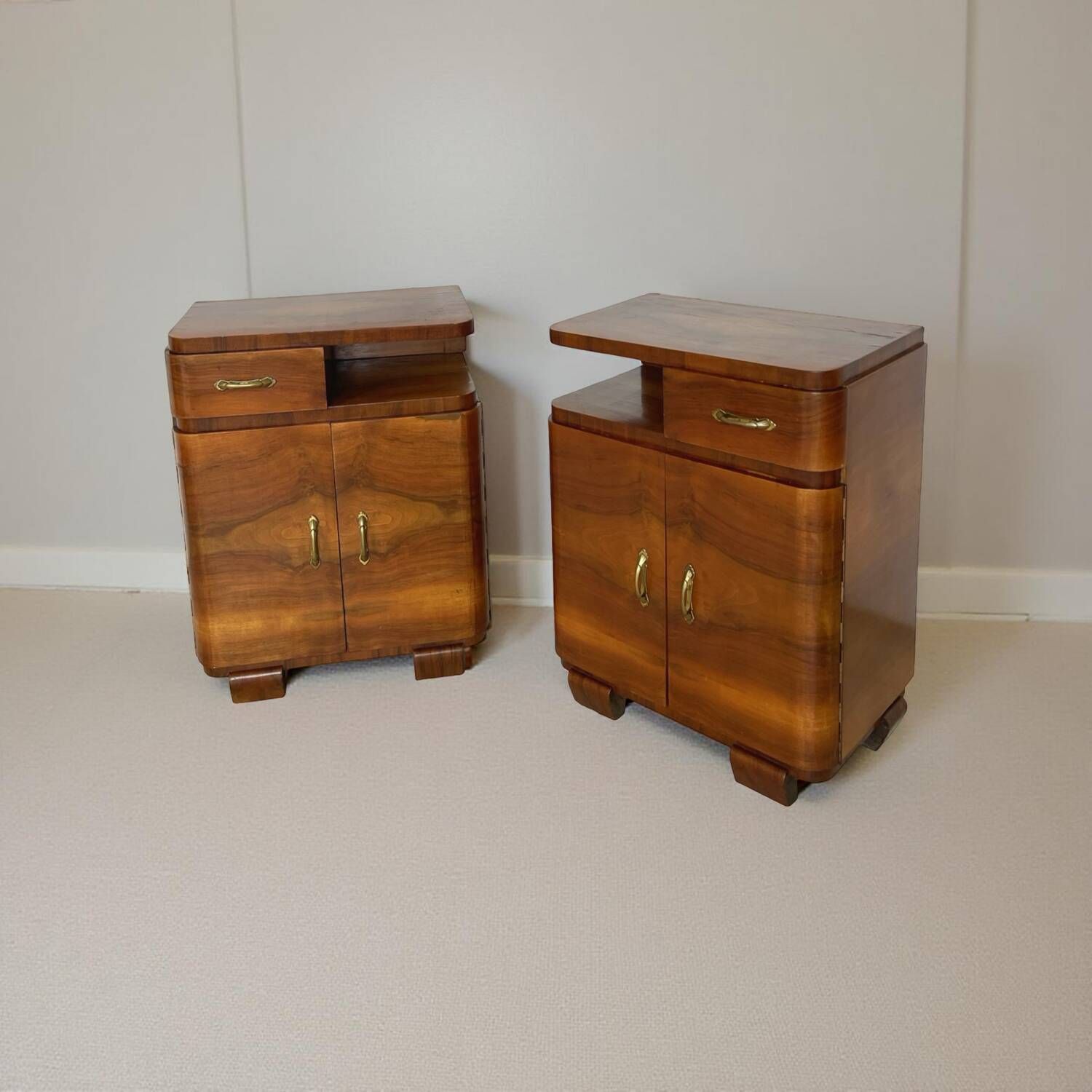 Tables de chevet Art déco italiennes en noyer, années 1940.