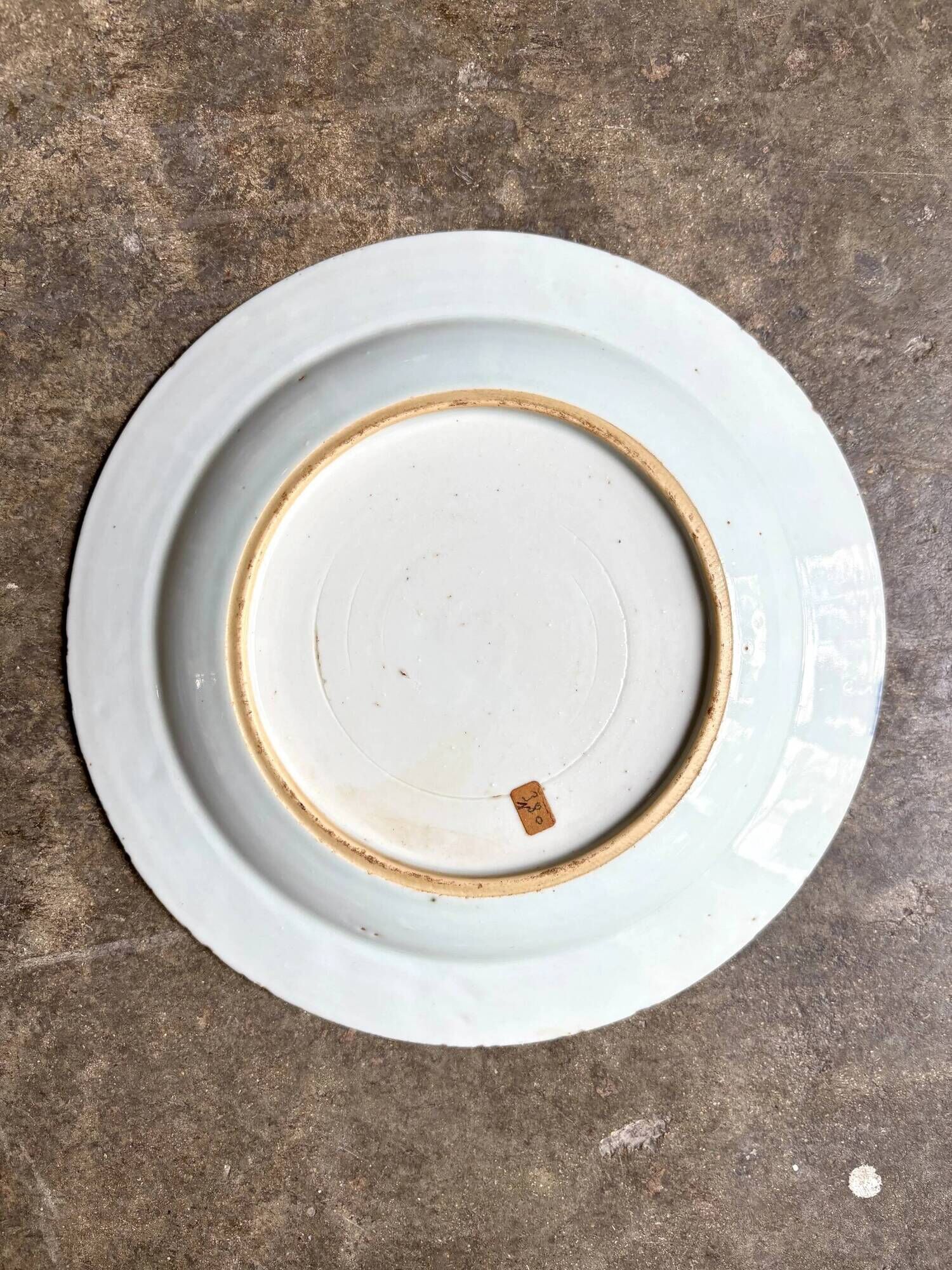 Compagnie des Indes porcelain flat plate with hand-painted Imari decoration, 18th century, no. 2