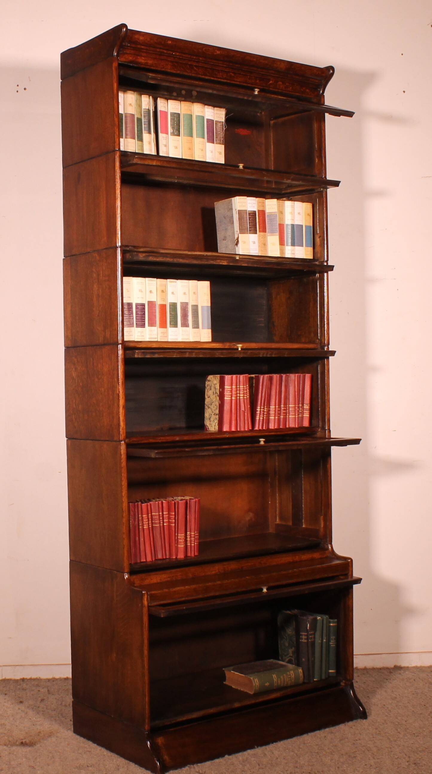 Library says stacking bookcase in oak with 6 elements and a projection.