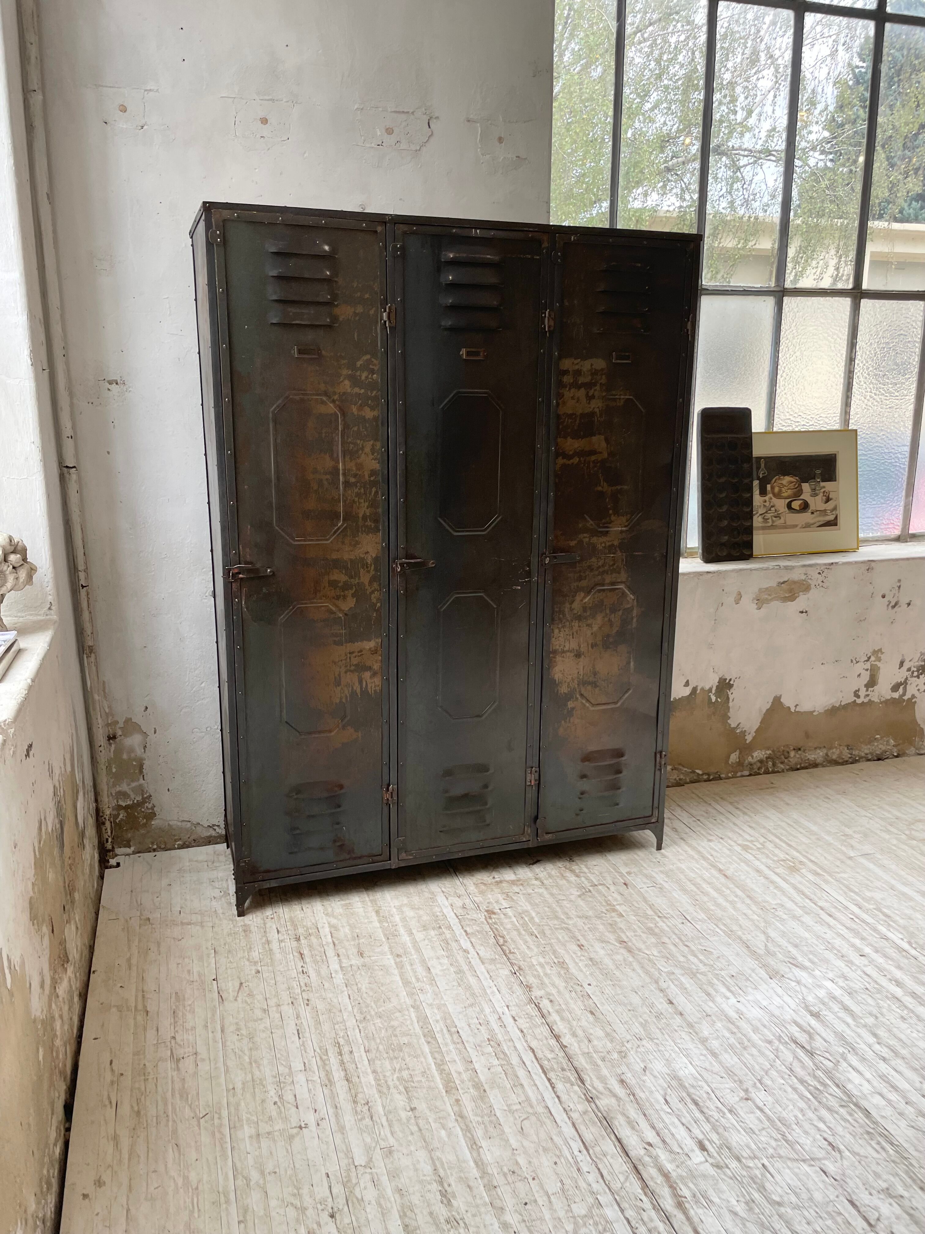 Riveted metal cloakroom Swchartz 1920