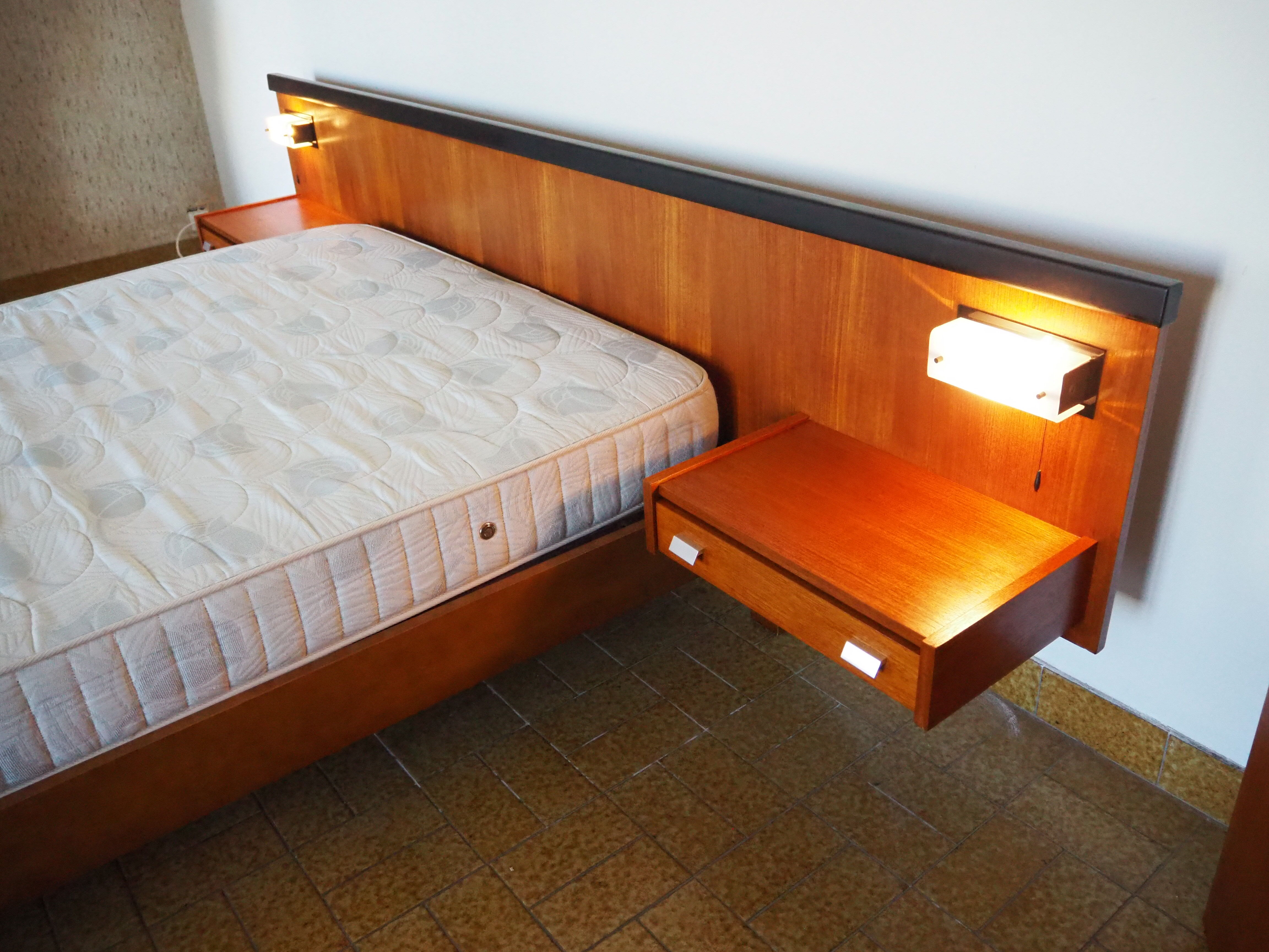Scandinavian style bed in 140 with two integrated nightstands and two night lights