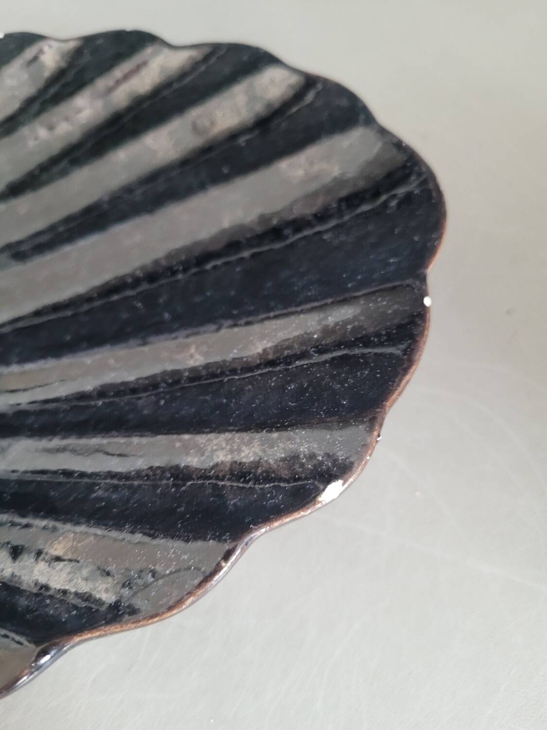 Ceramic scallop shell tray