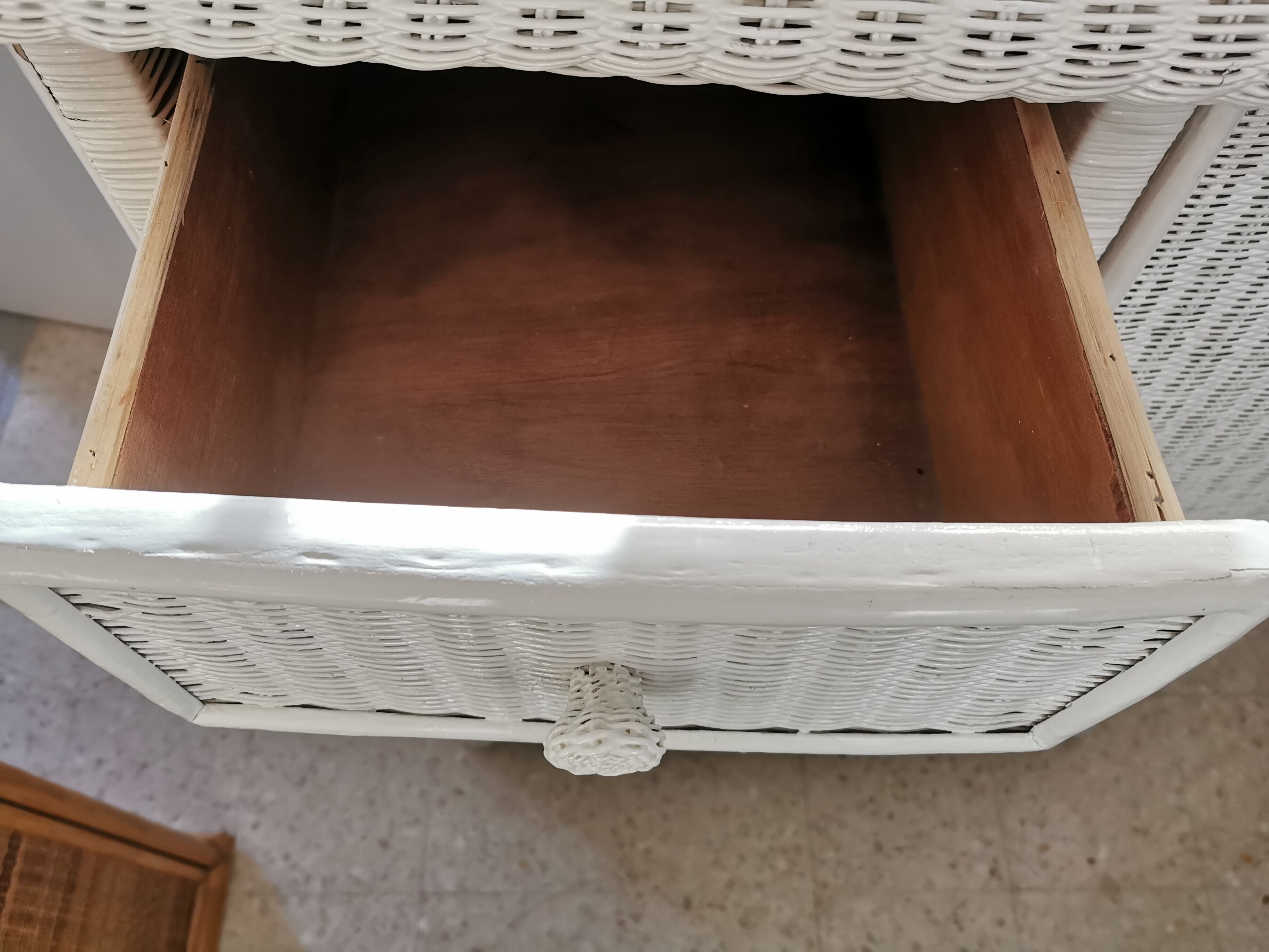 Chest of drawers in rattan