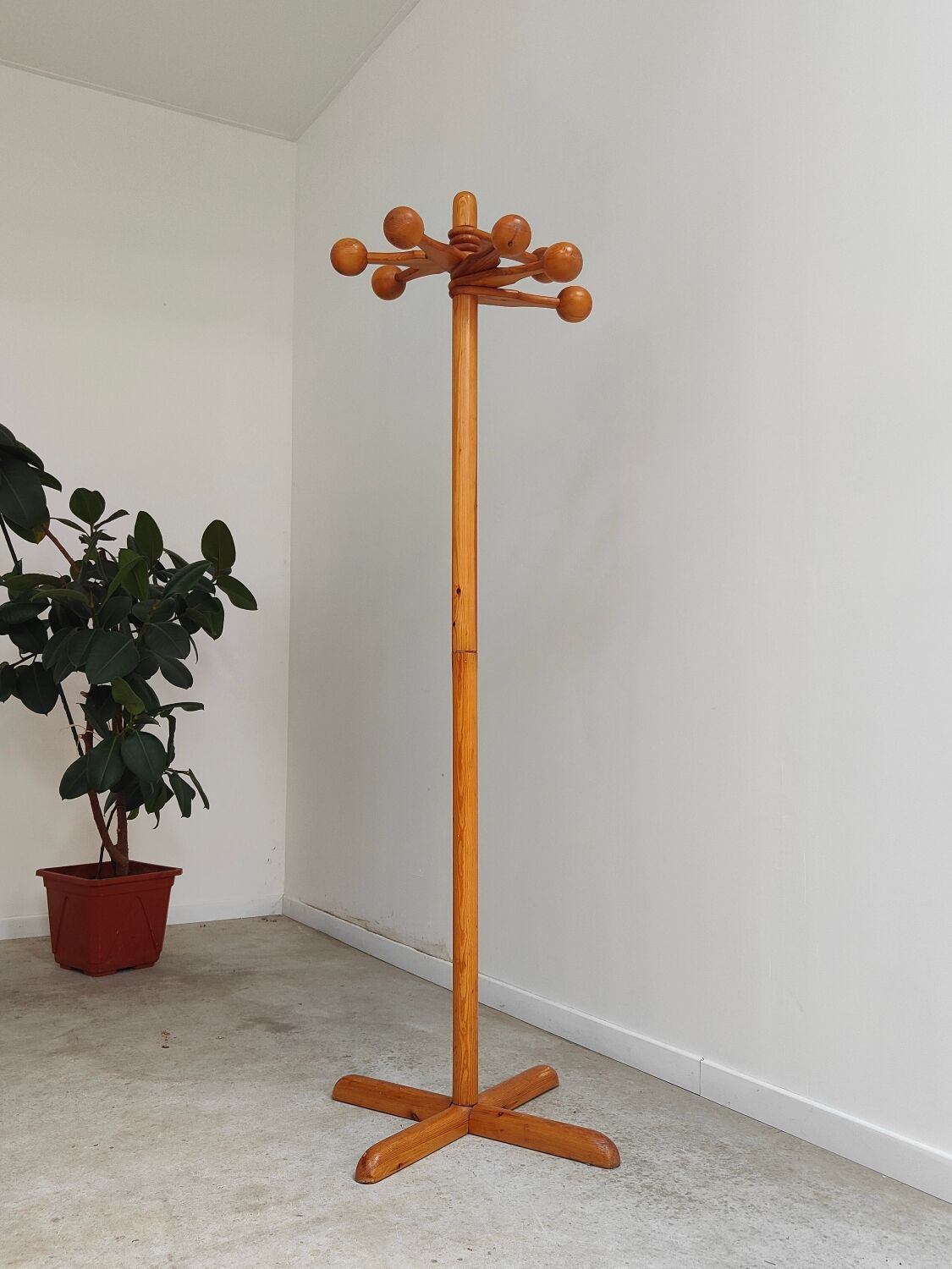 Reiner Daumiller solid pine coat rack