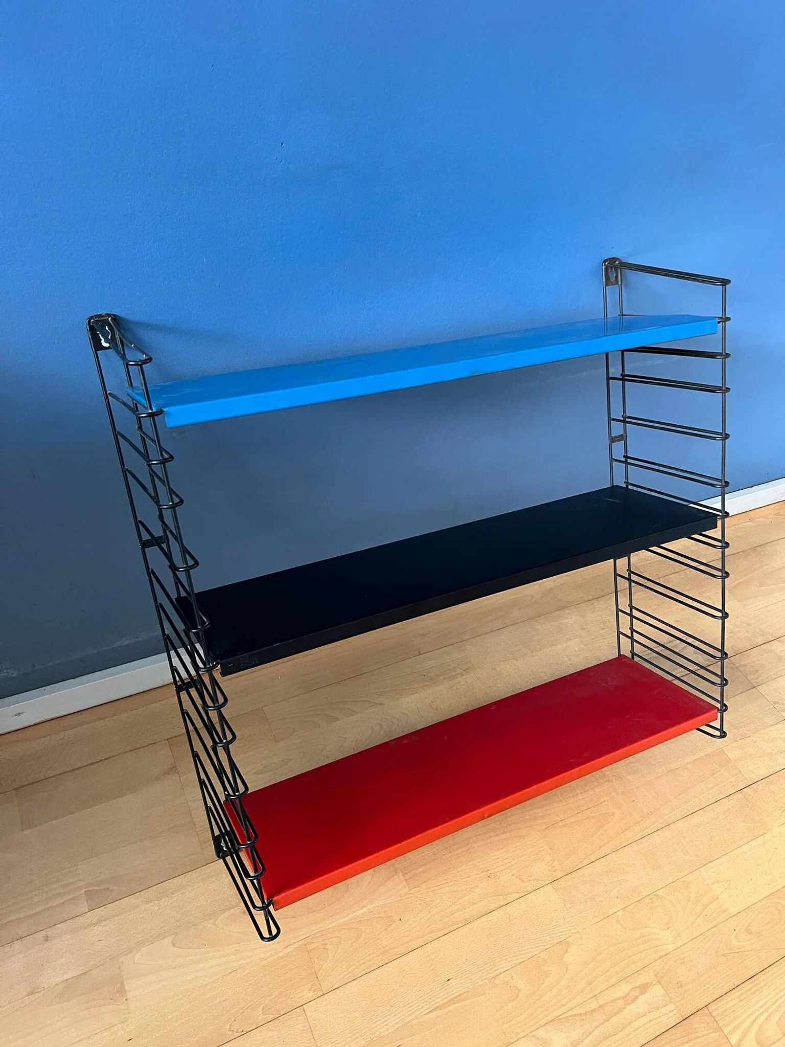 Étagère murale modulaire vintage Tomado en métal bleu, noir et rouge