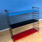 Étagère murale modulaire vintage Tomado en métal bleu, noir et rouge