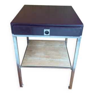 Modernist side table in chromed metal and wine-colored lacquer – Guy Lefevre