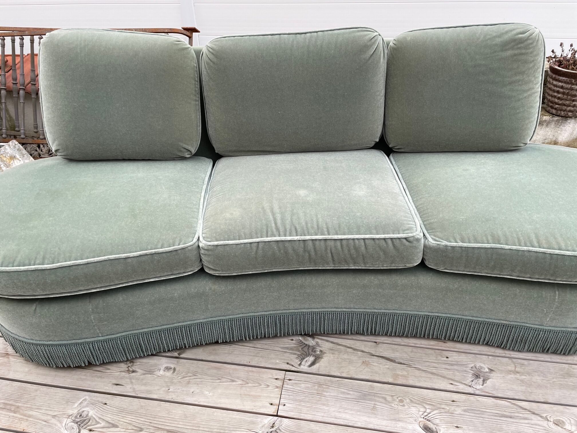 Rounded sofa with fringes