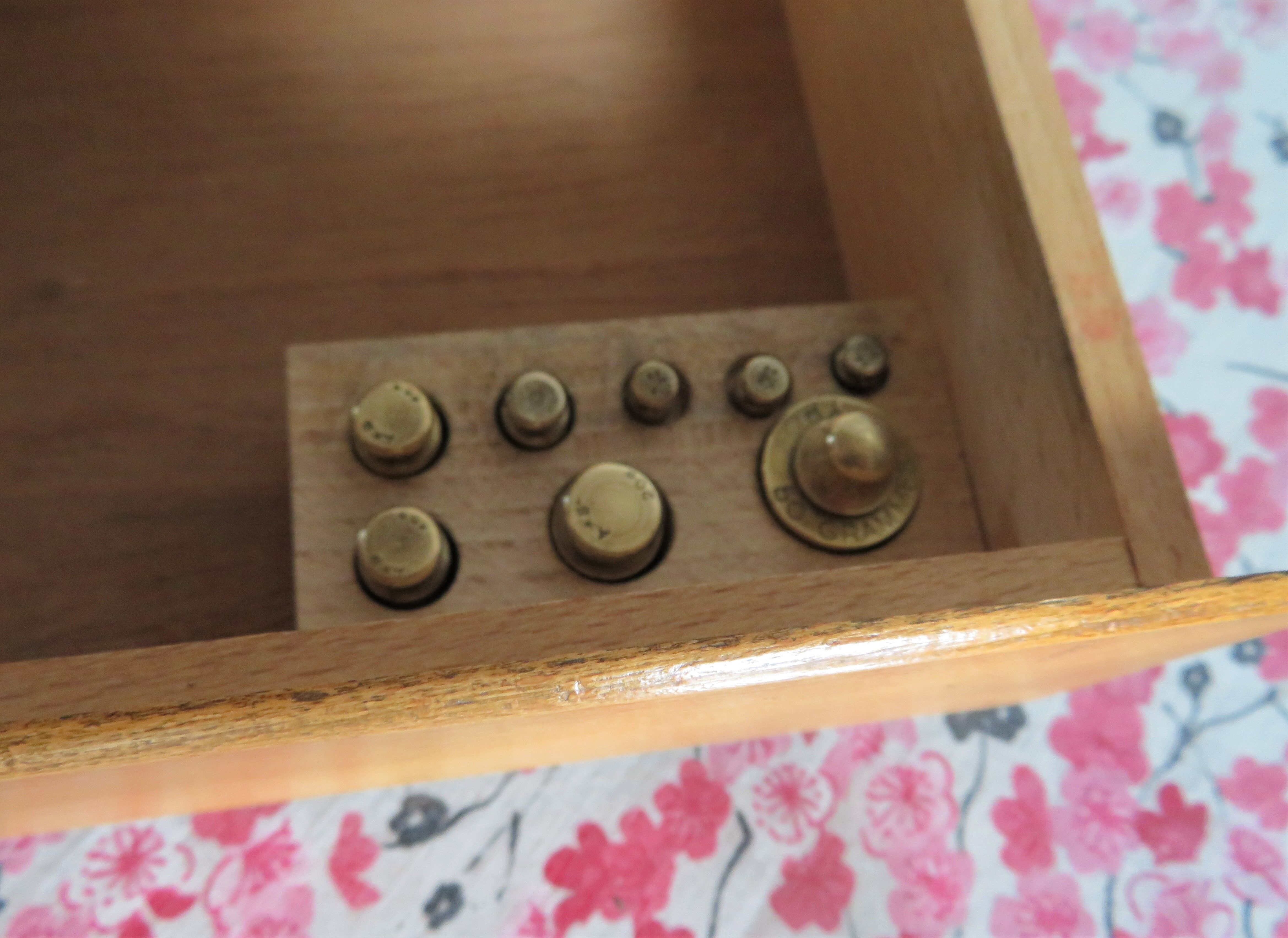 2-tray scale known as Trebuchet