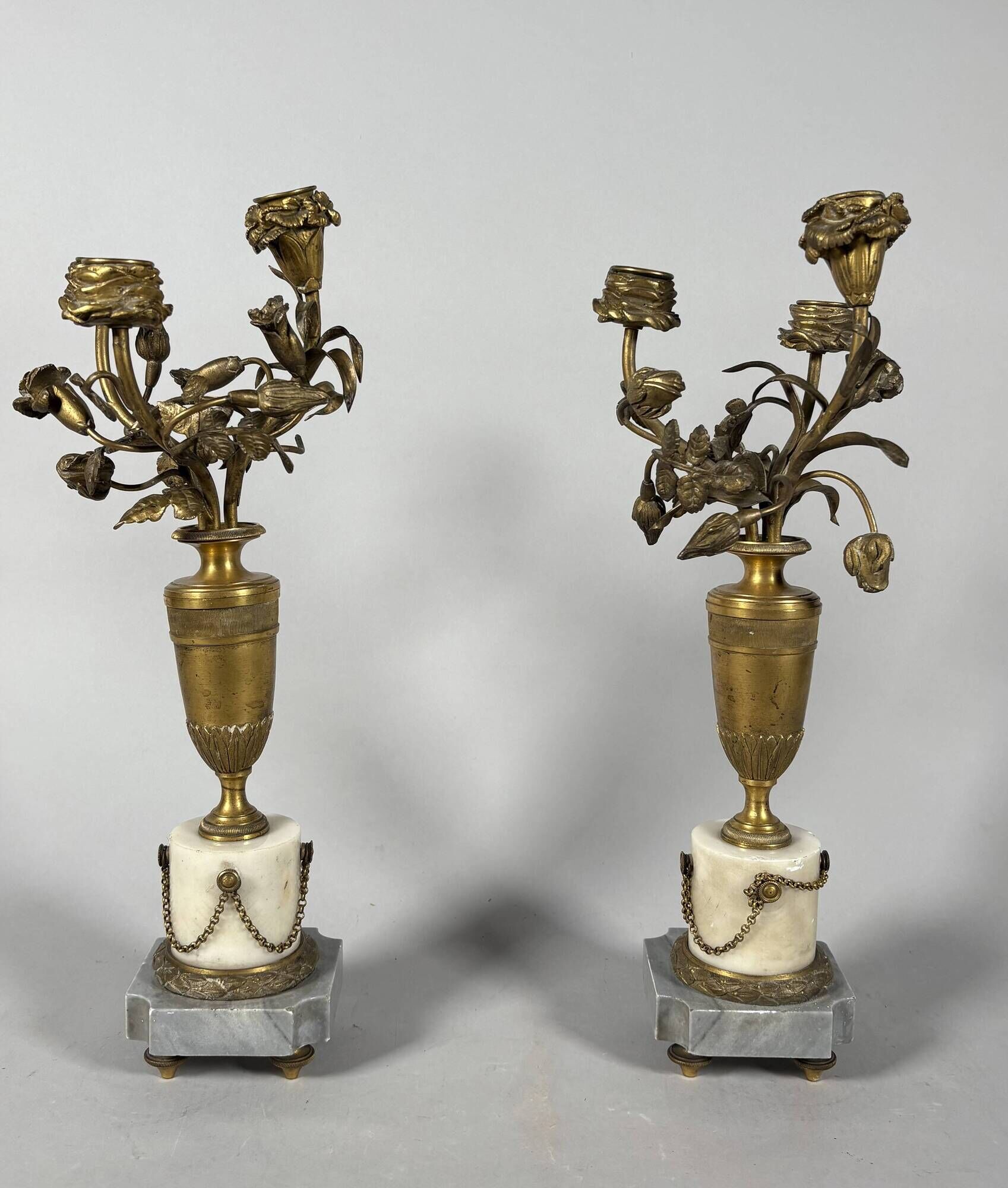 Pair of candelabra vases with flowers in marble and bronze, 19th century.
